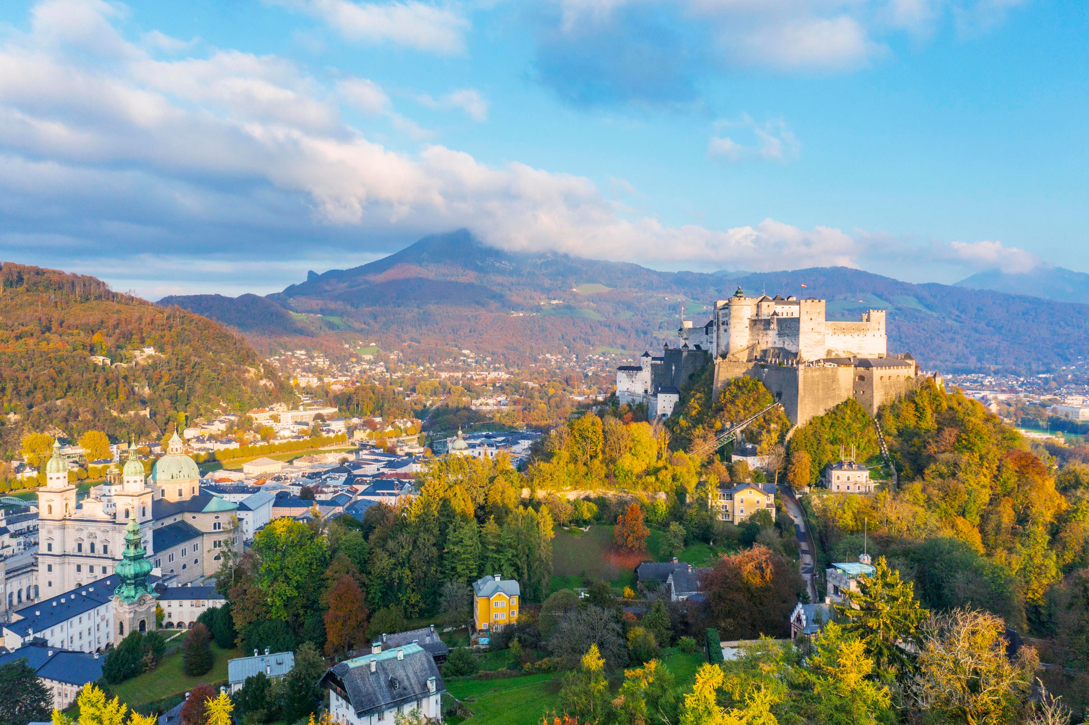 Blick vom Mönchsberg hinunter auf die Salzburger Altstadt mit dem Dom, darüber die Festung Hohensalzburg und weiter über die Salzach zum Kapuzinerberg und zum Gaisberg.