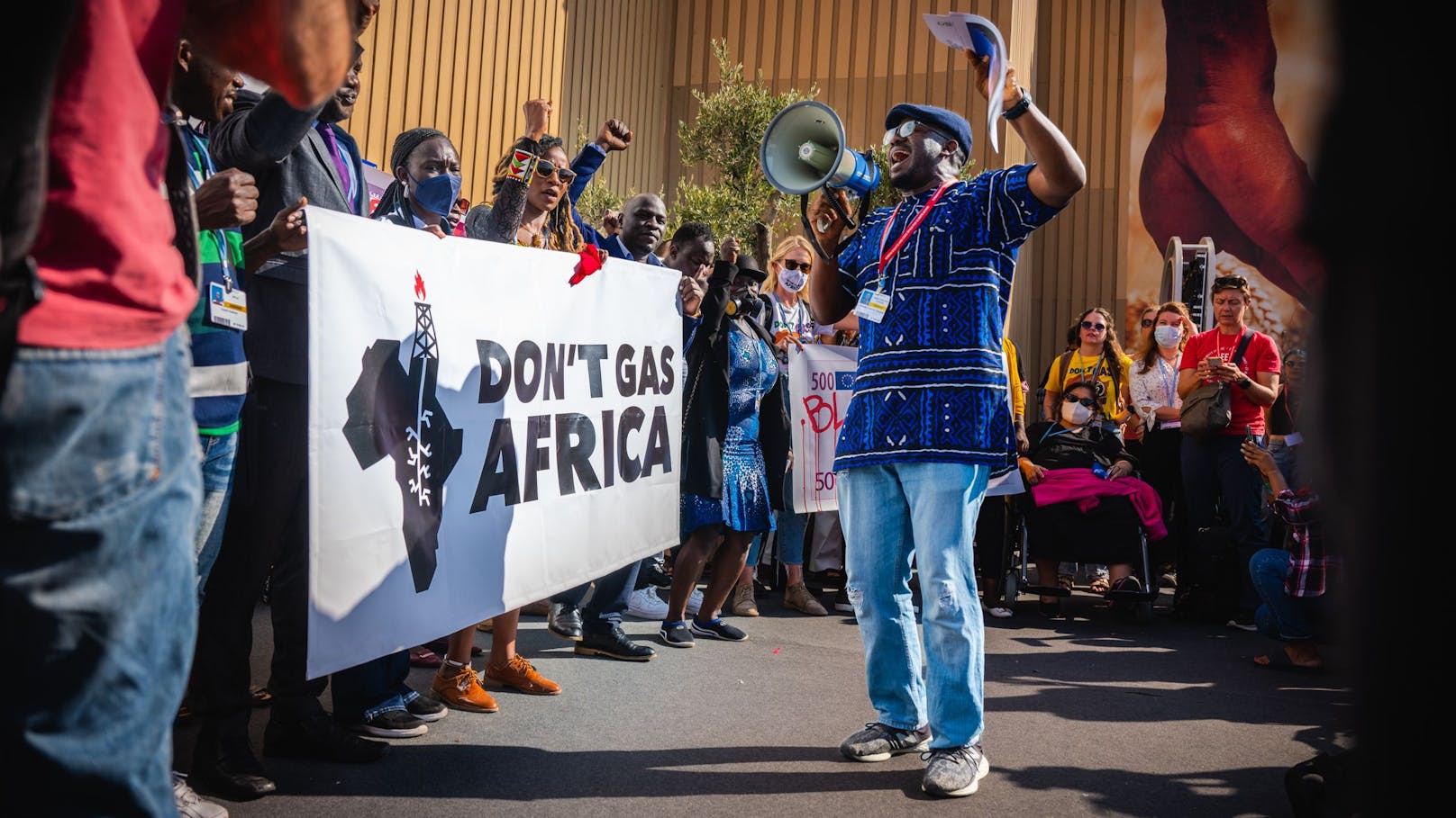 Protest gegen geplante Gasförderungen in Afrika. Am Konferenzgelände dürften nur handverlesene Gruppen demonstrieren.