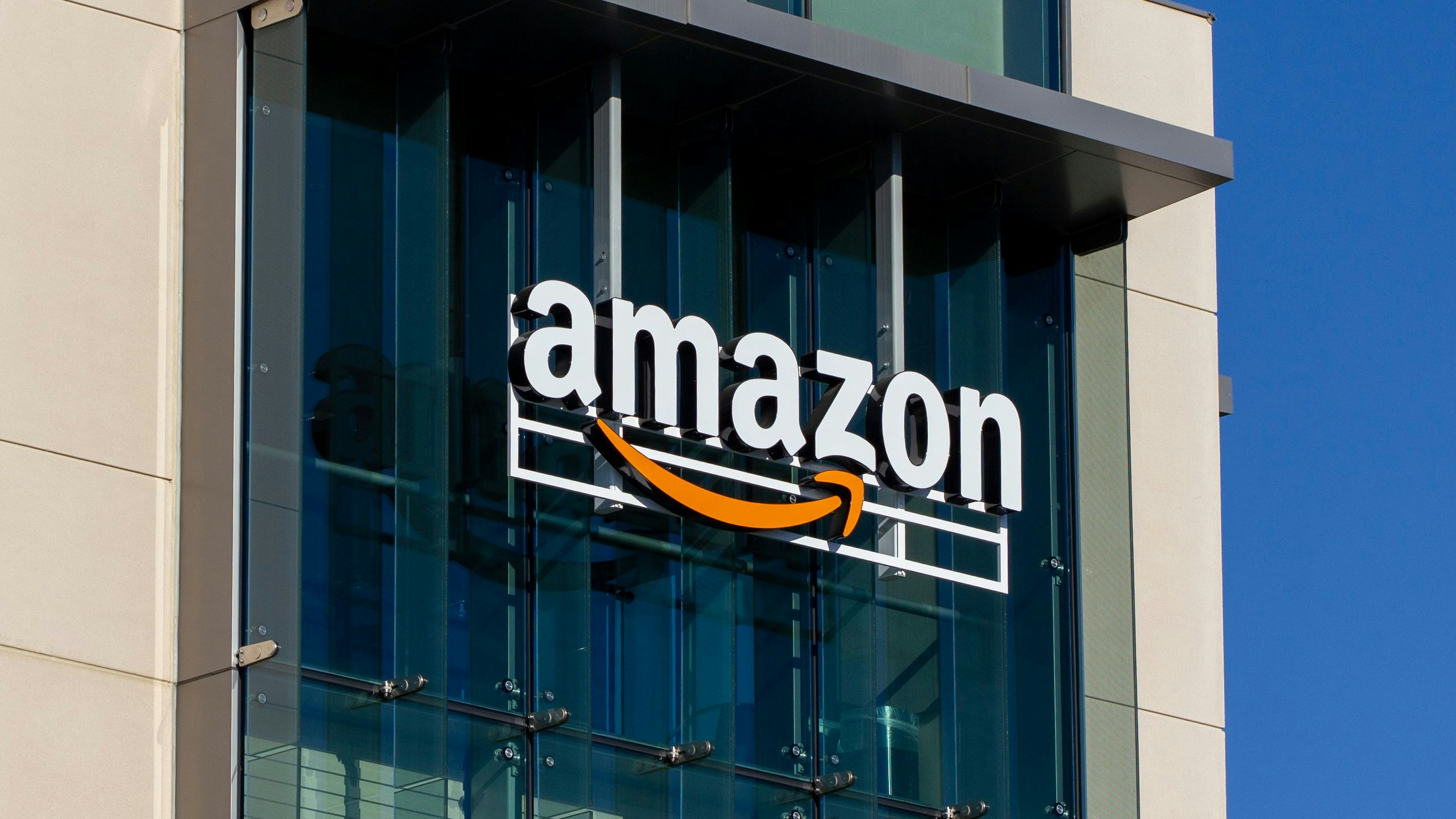 Der weltgrößte Online-Versandhändler Amazon will rund 10.000 Jobs streichen.