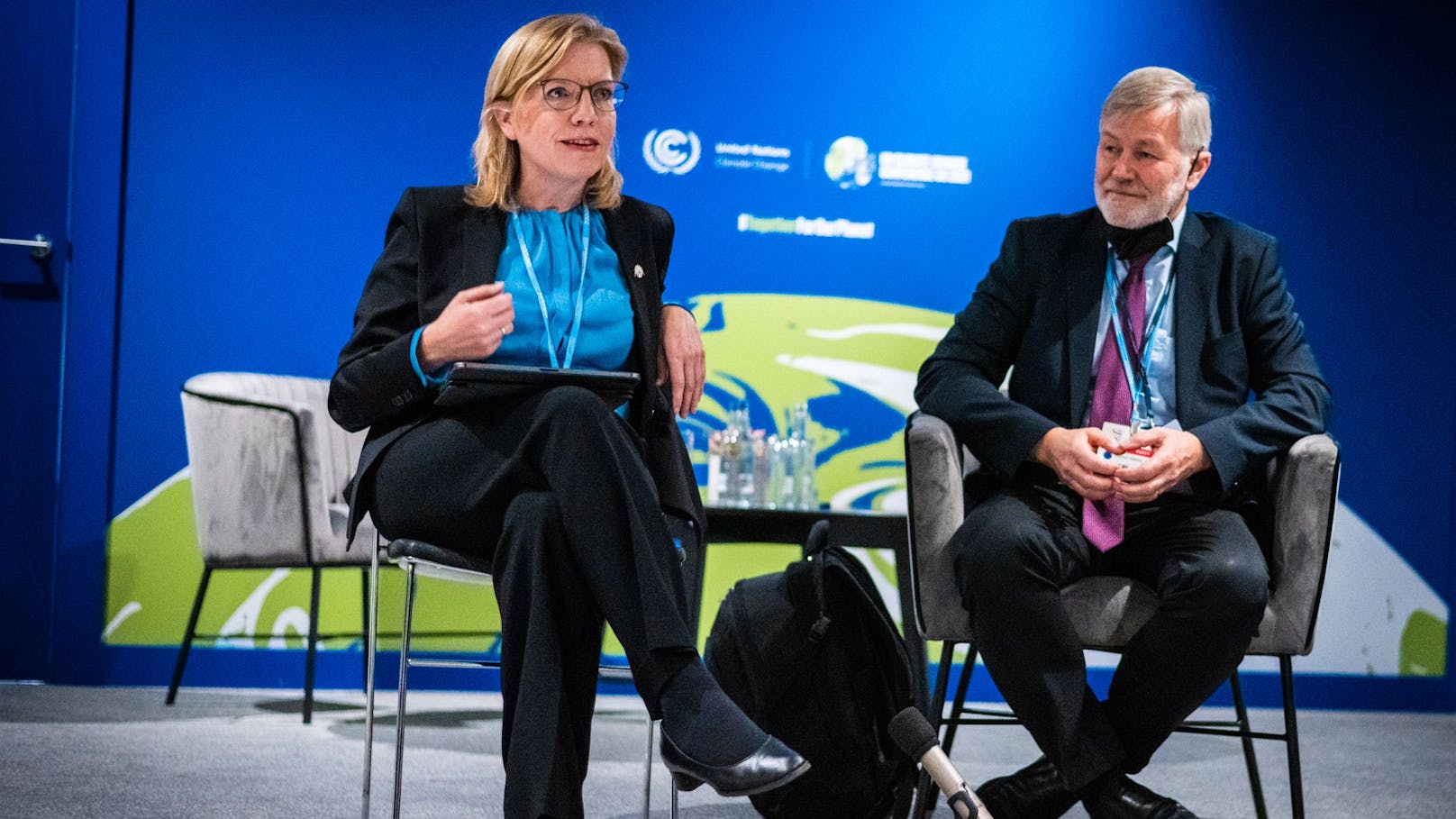 Das Klimaschutzministerium wird bis 2026 zusätzliche 220 Millionen Euro Klimahilfen&nbsp; zur Verfügung stellen. Im Bild Klimaschutzministerin Leonore Gewessler mit Helmut Hojesky, dem Leiter der österreichischen Delegation.