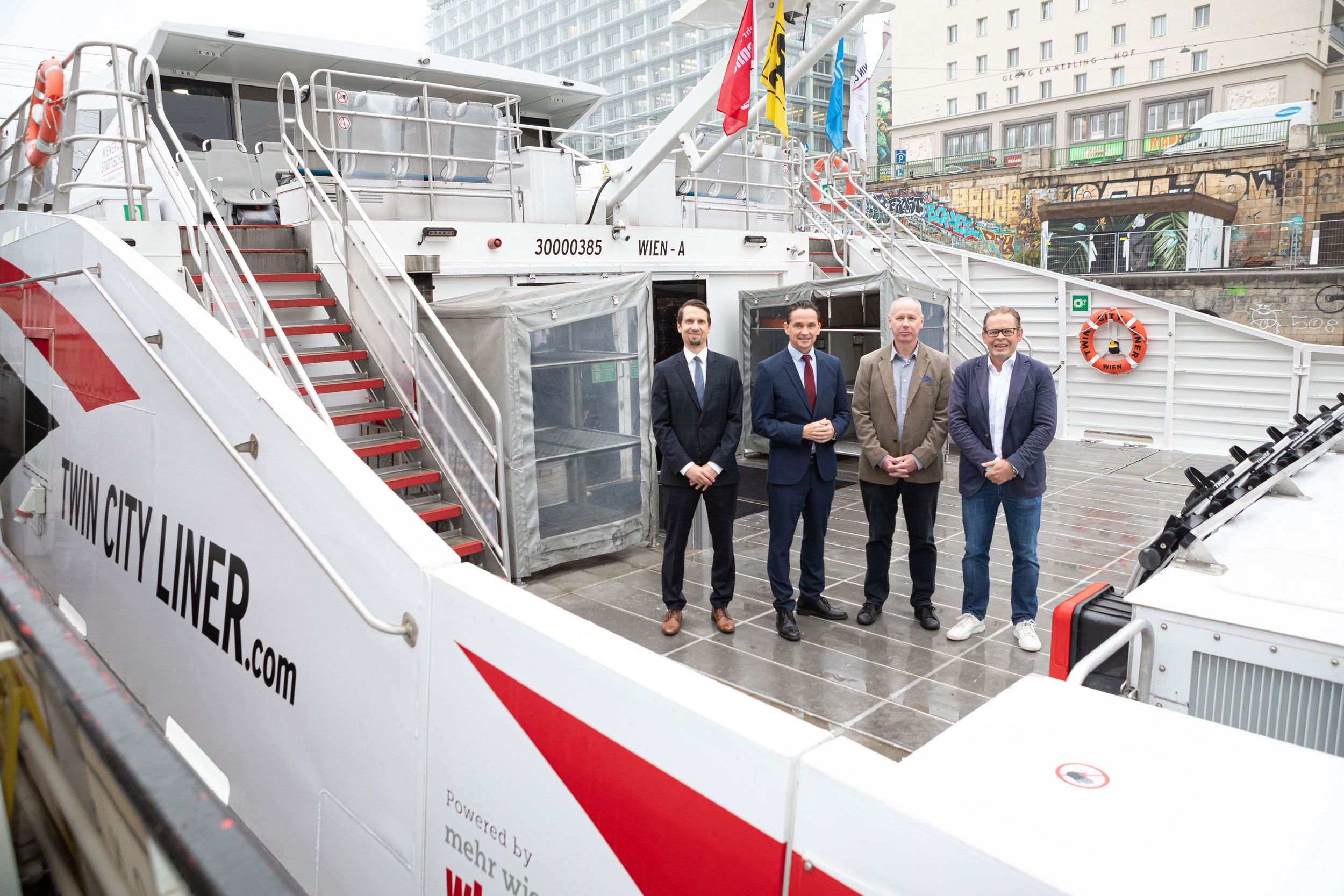 Gelungene Fahrt von Wien nach Györ in Ungarn: Nikolaus Brajkovic als Geschäftsführer der Central Danube,&nbsp;Wien Holding-Geschäftsführer Kurt Gollowitzer, Gabor Spanyik als Geschäftsführer des Partnerunternehmens in Ungarn&nbsp;Mahart PassNave und Gerd Krämer, der Geschäftsführer der Central Danube (v.l.n.r.) am Mittwoch auf dem Twin City Liner.