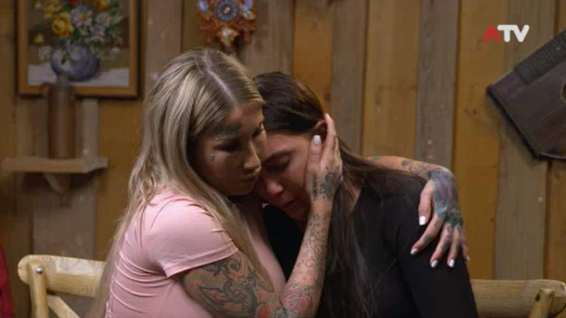 Tara weint bitterlich. 