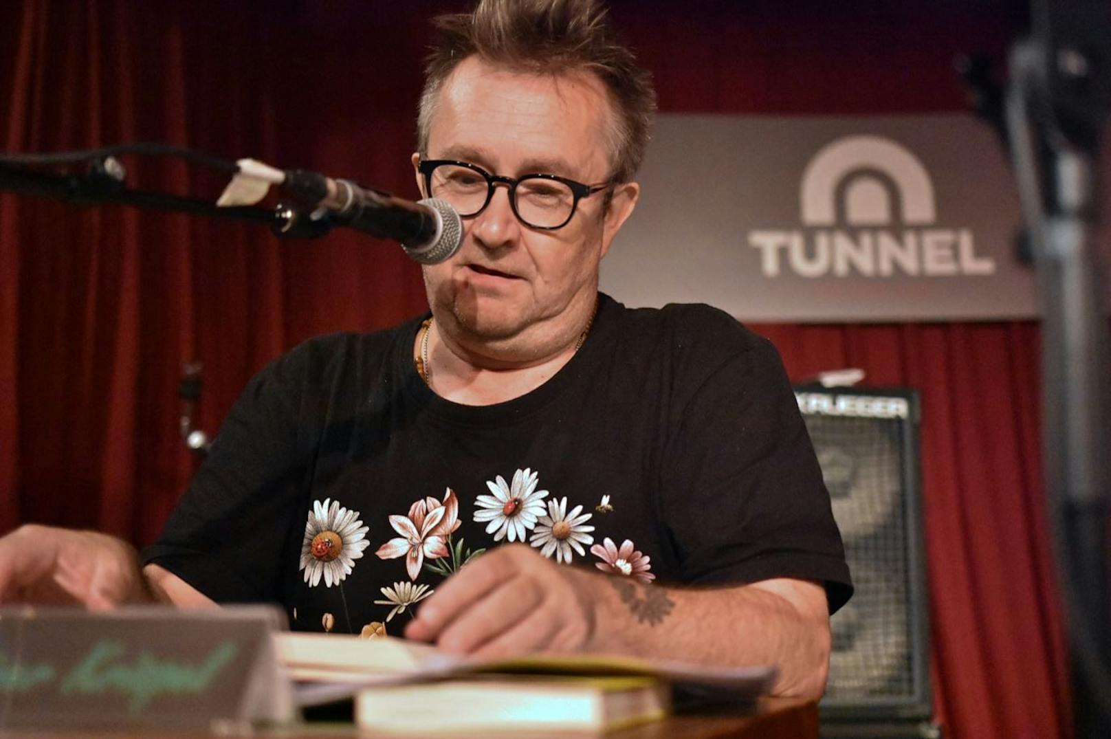 Sänger und Autor Rainer Krispl beim Reading Rock live im Tunnel.