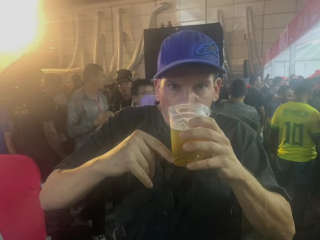 Brian Davidson (45) trank das erste Bier.