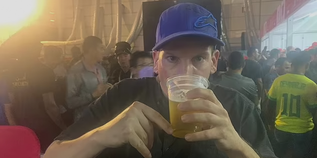 Brian Davidson (45) trank das erste Bier.