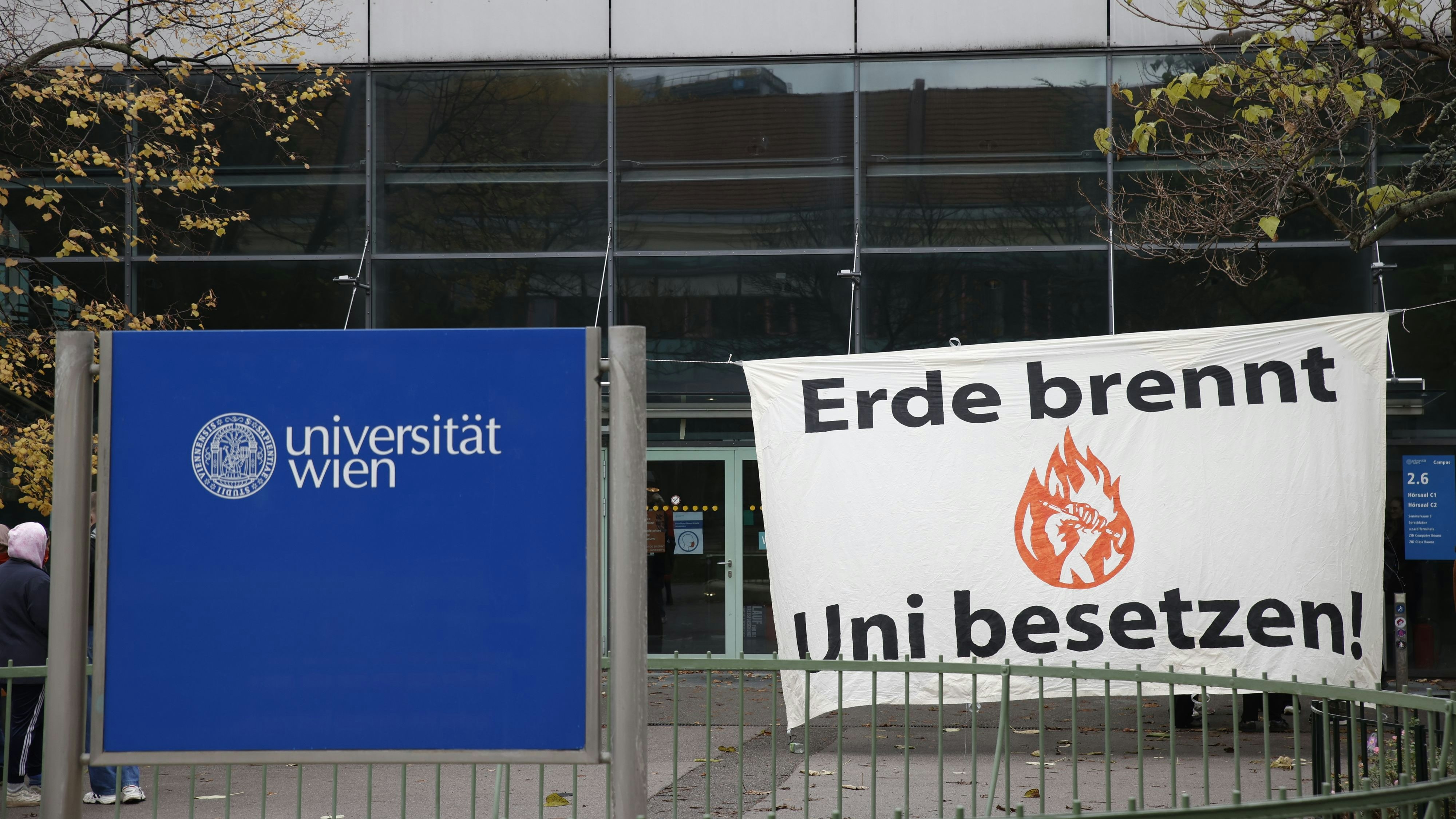 Download von www.picturedesk.com am 17.11.2022 (14:14).  ABD0053_20221116 - WIEN - ÖSTERREICH: ZU APA0349 VOM 16.11.2022 - Klimaaktivisten haben am Mittwoch, 16. November 2022, unter dem Titel "Erde brennt" einen Hörsaal der Uni Wien besetzt. - FOTO: APA/TOBIAS STEINMAURER - 20221116_PD7138 - Rechteinfo: Rights Managed (RM)