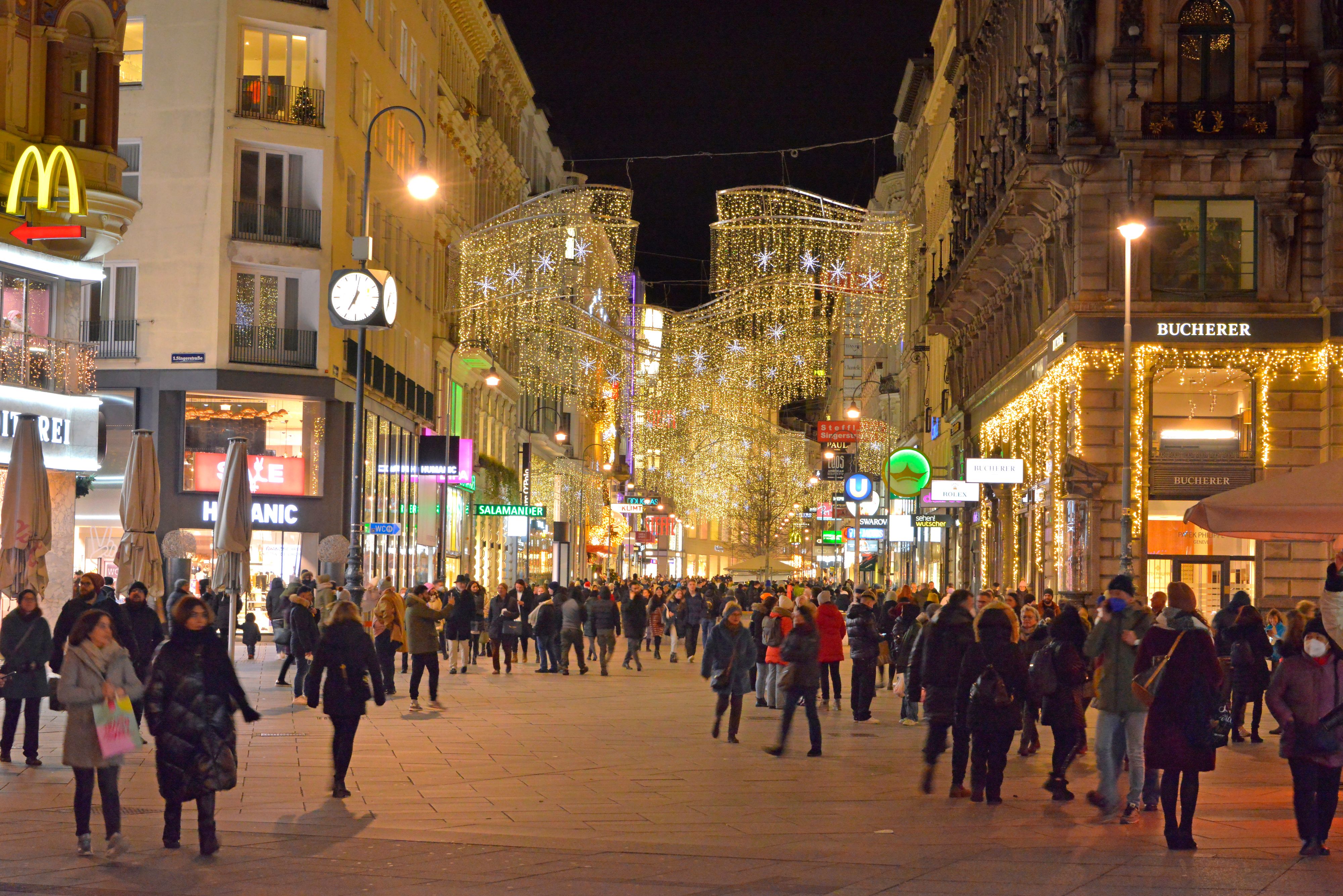 Die Kärntner Straße mit Weihnachtsbeleuchtung im Jahr 2021. Archivbild