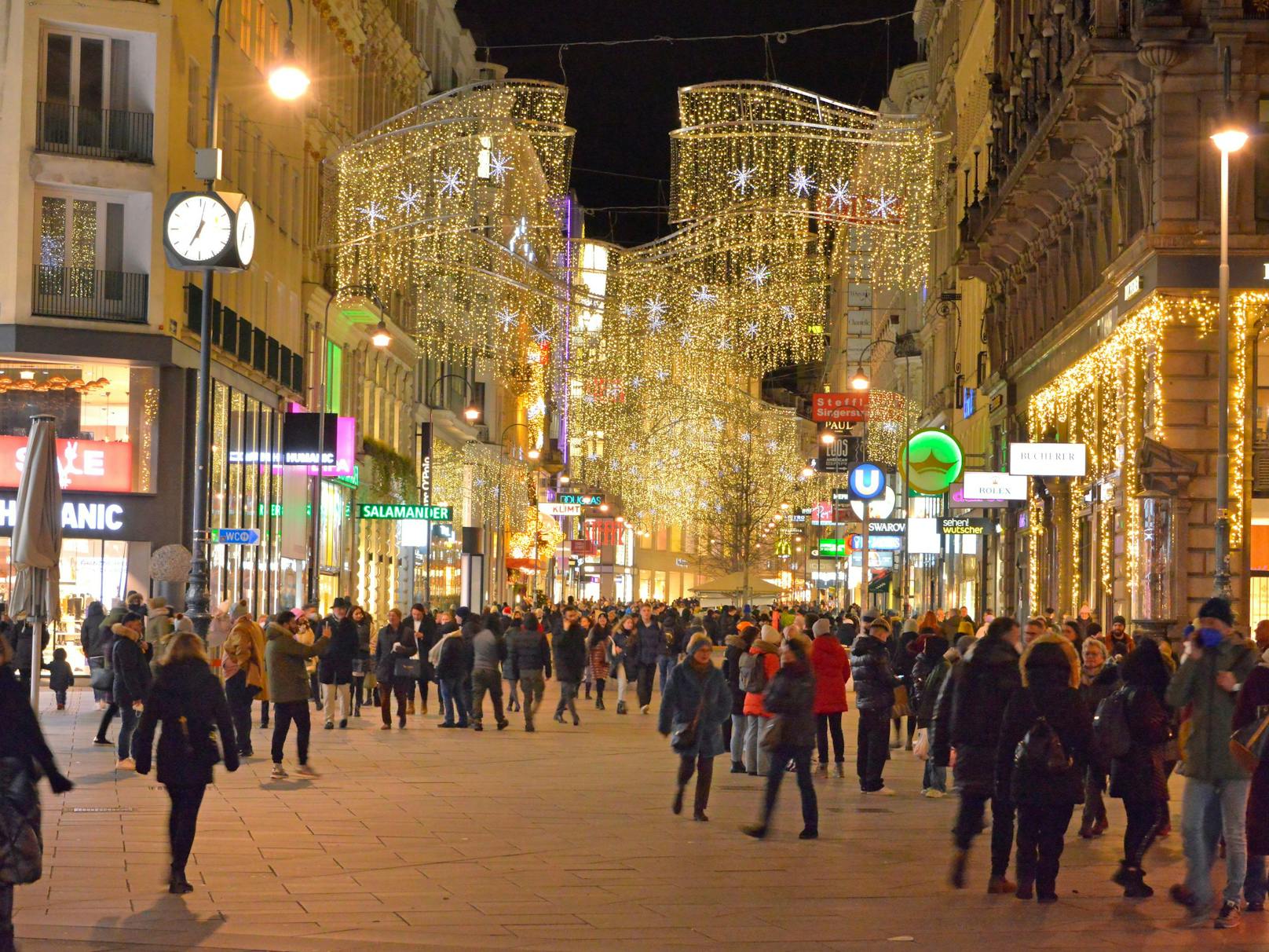 Die Kärntner Straße mit Weihnachtsbeleuchtung im Jahr 2021. Archivbild