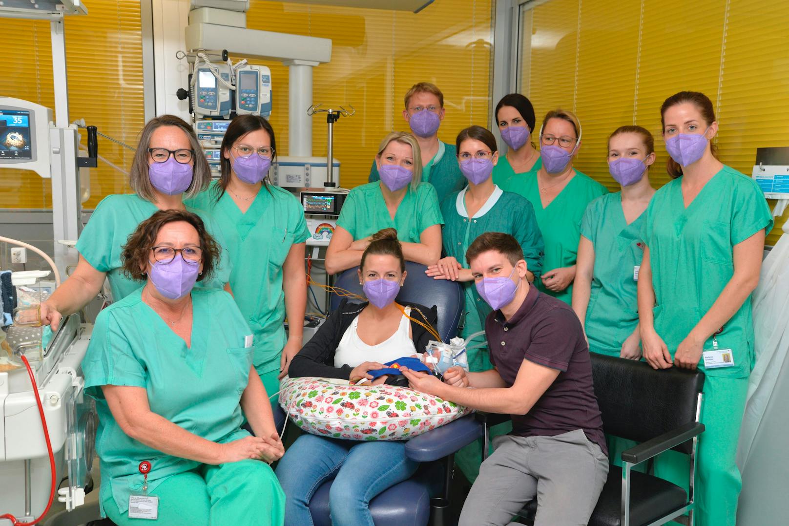 Familie Doberer und Mitarbeiter der Neonatologie