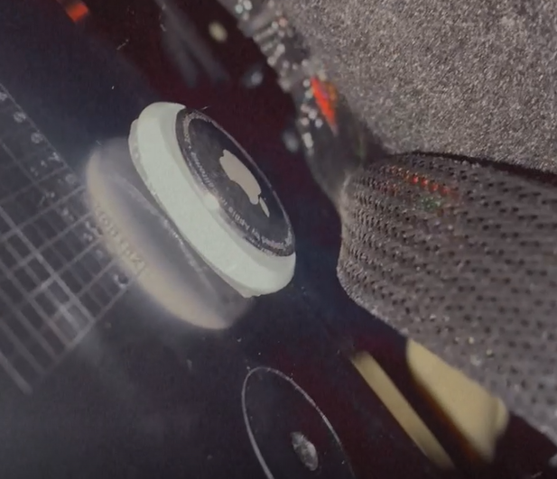 Dieser Airtag war unter den Beifahrersitz geklebt worden.