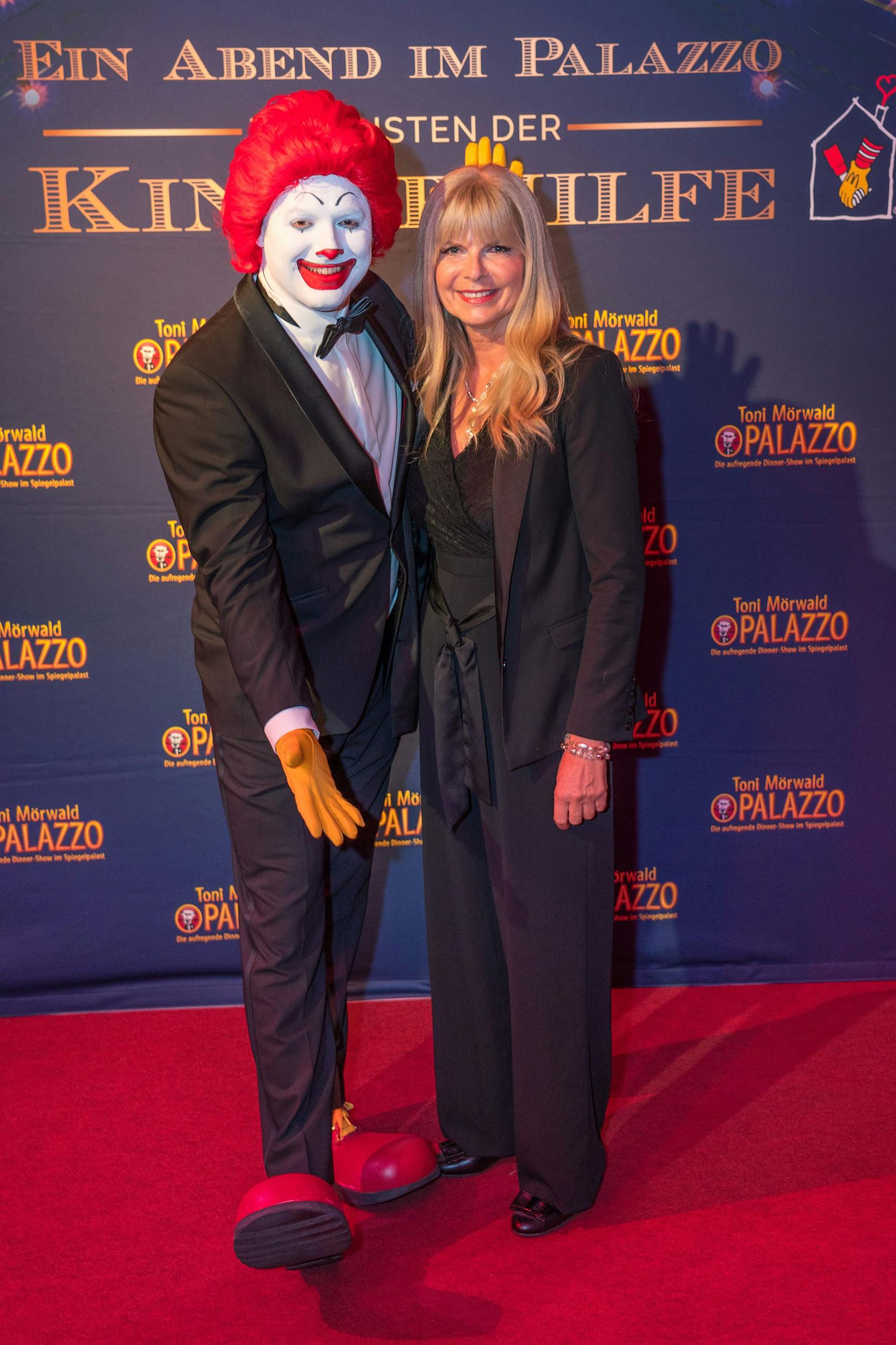 Karin Schmidt mit Ronald McDonald (Clown)