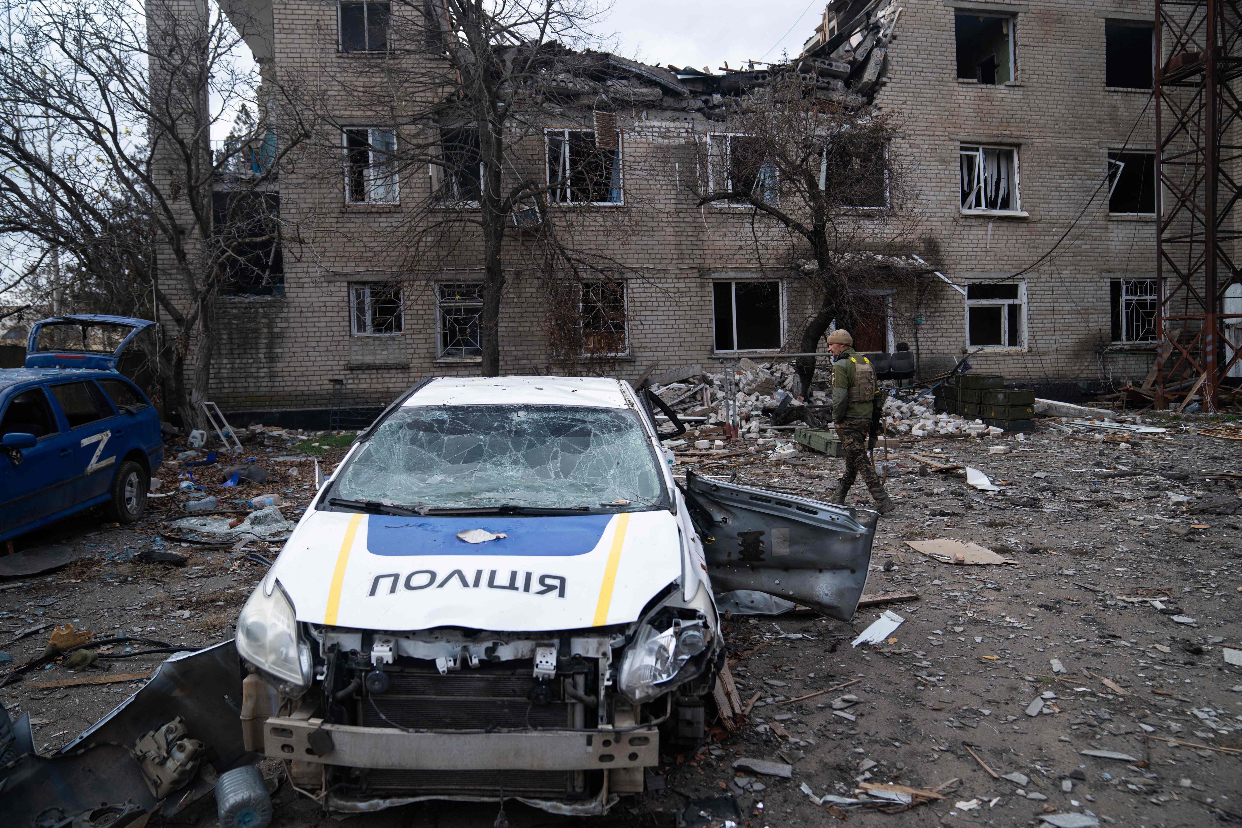 Download von www.picturedesk.com am 17.11.2022 (07:22).  Ukrainian soldier inspects the destroyed police station which was used by Russian troops as a base in the village of Snihurivka, Mykolaiv region, on November 16, 2022. (Photo by Ihor Tkachov / AFP) - 20221116_PD12276 - Rechteinfo: Rights Managed (RM) Nur für redaktionelle Nutzung! Werbliche Nutzung erfordert Freigabe: bitte schicken Sie uns eine Anfrage.