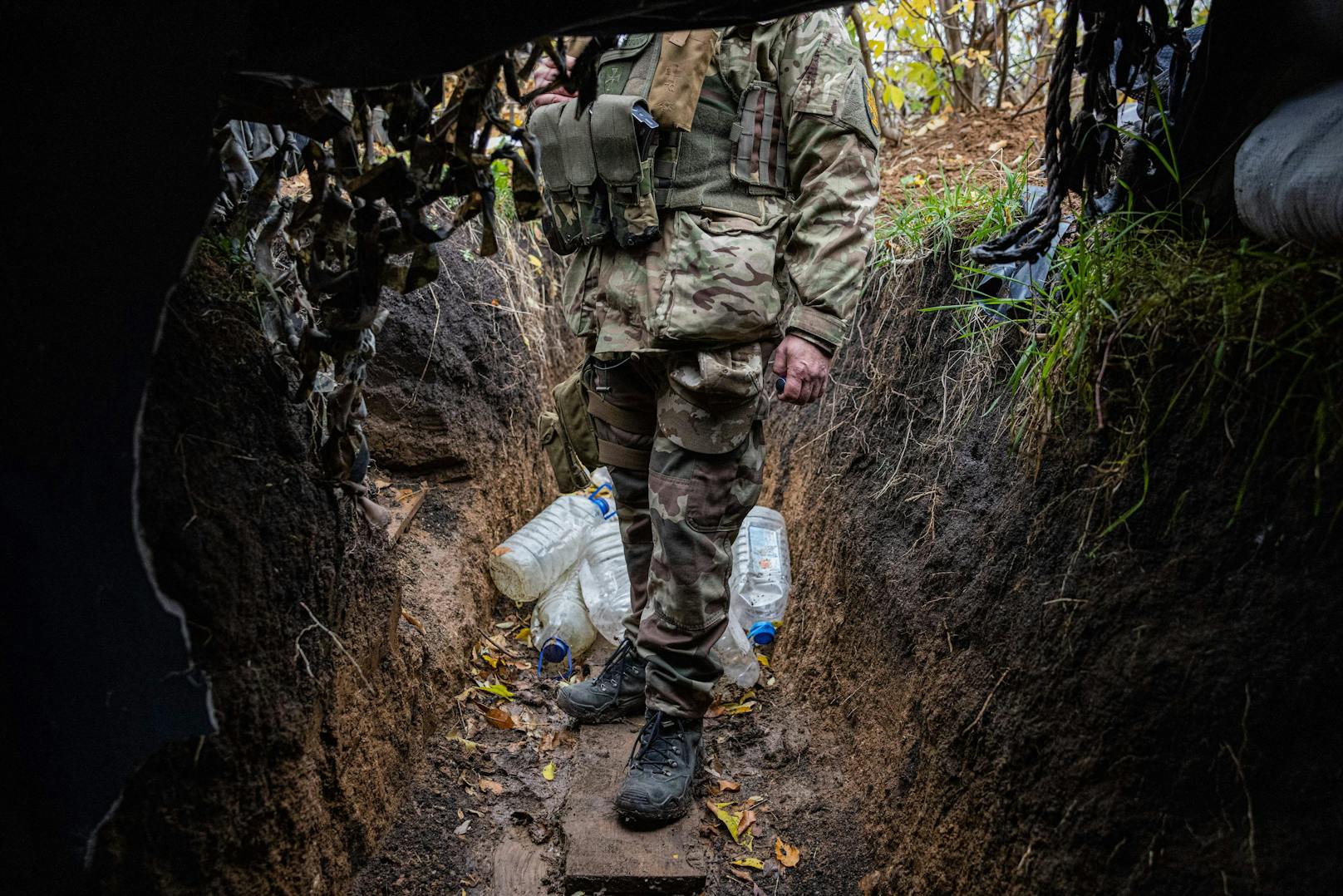 Ein Soldat vor leeren Wasserkanistern in einem Schützengraben bei Donezk am 24. Oktober 2022.