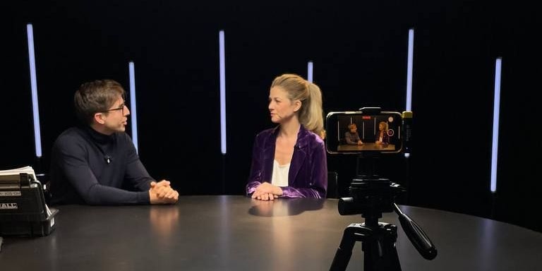 Hilde Dalik steht Redakteur Filip Lalic Rede und Antwort. 