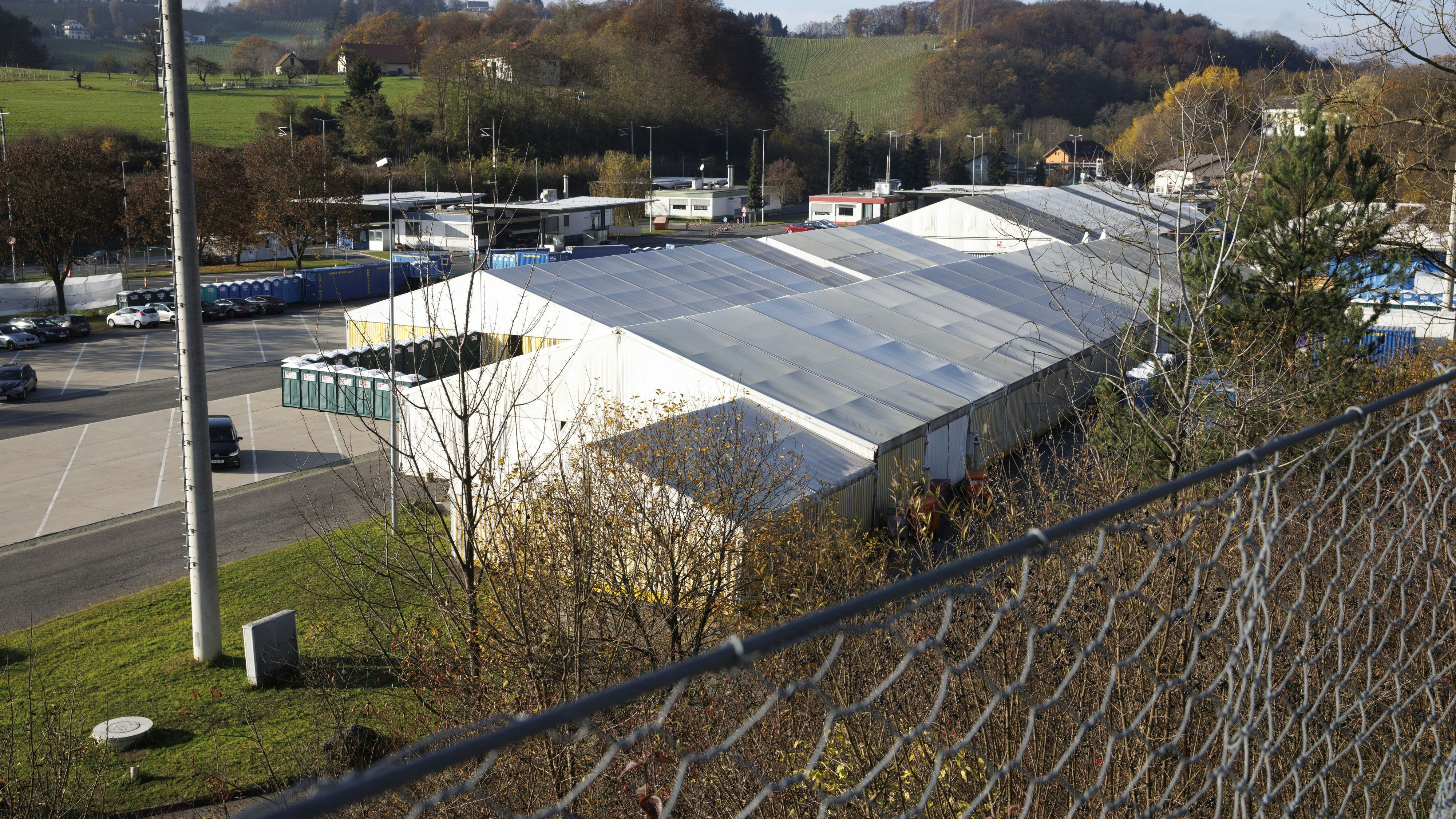 Seit 2015 stehen in Spielfeld Zelte und Container für die Registrierung ankommender Asylwerber.