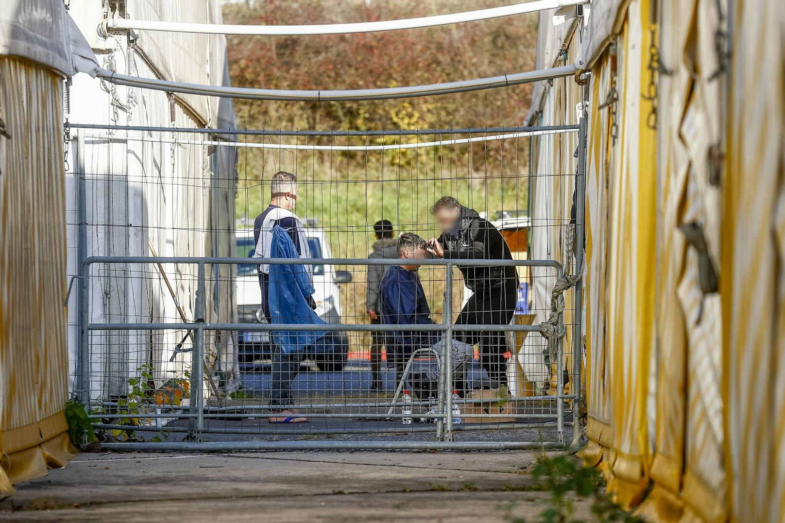 Mehr als 400 Asylsuchende hängen in Spielfeld im Grenzmanagement in der Warteschleife für ihre Registrierung. Die Kapazitäten sind am Anschlag.