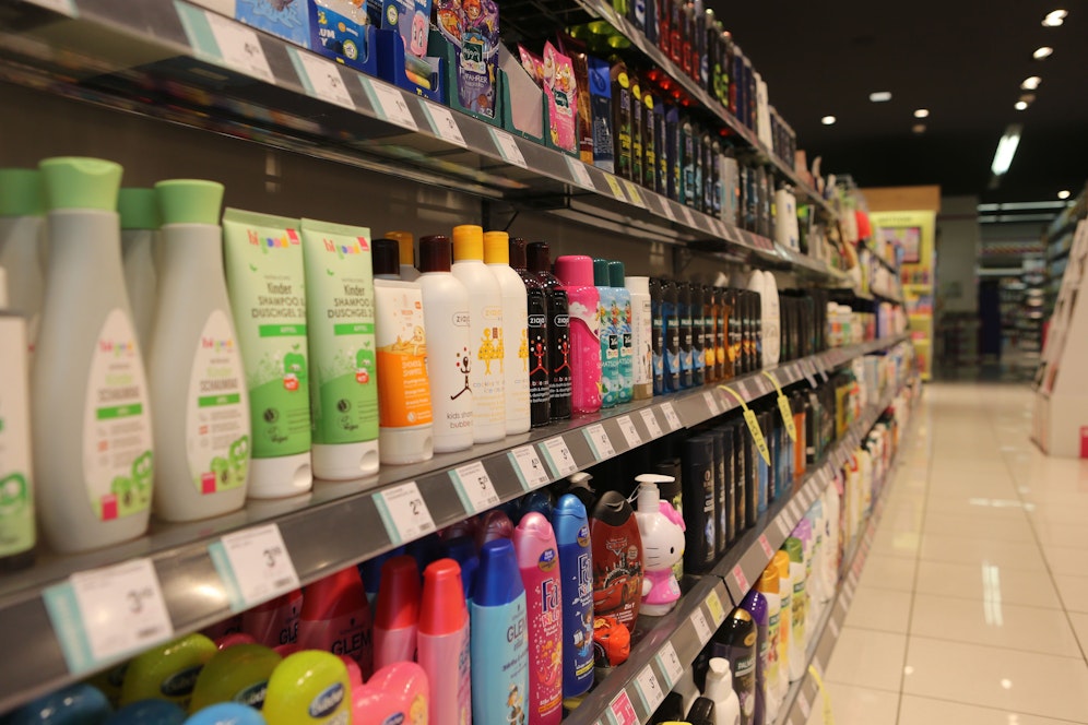 Blick in eine Regalreihe eines Drogeriemarktes. Die Produkte werden von den großen Ketten auch in Onlineshops verkauft.