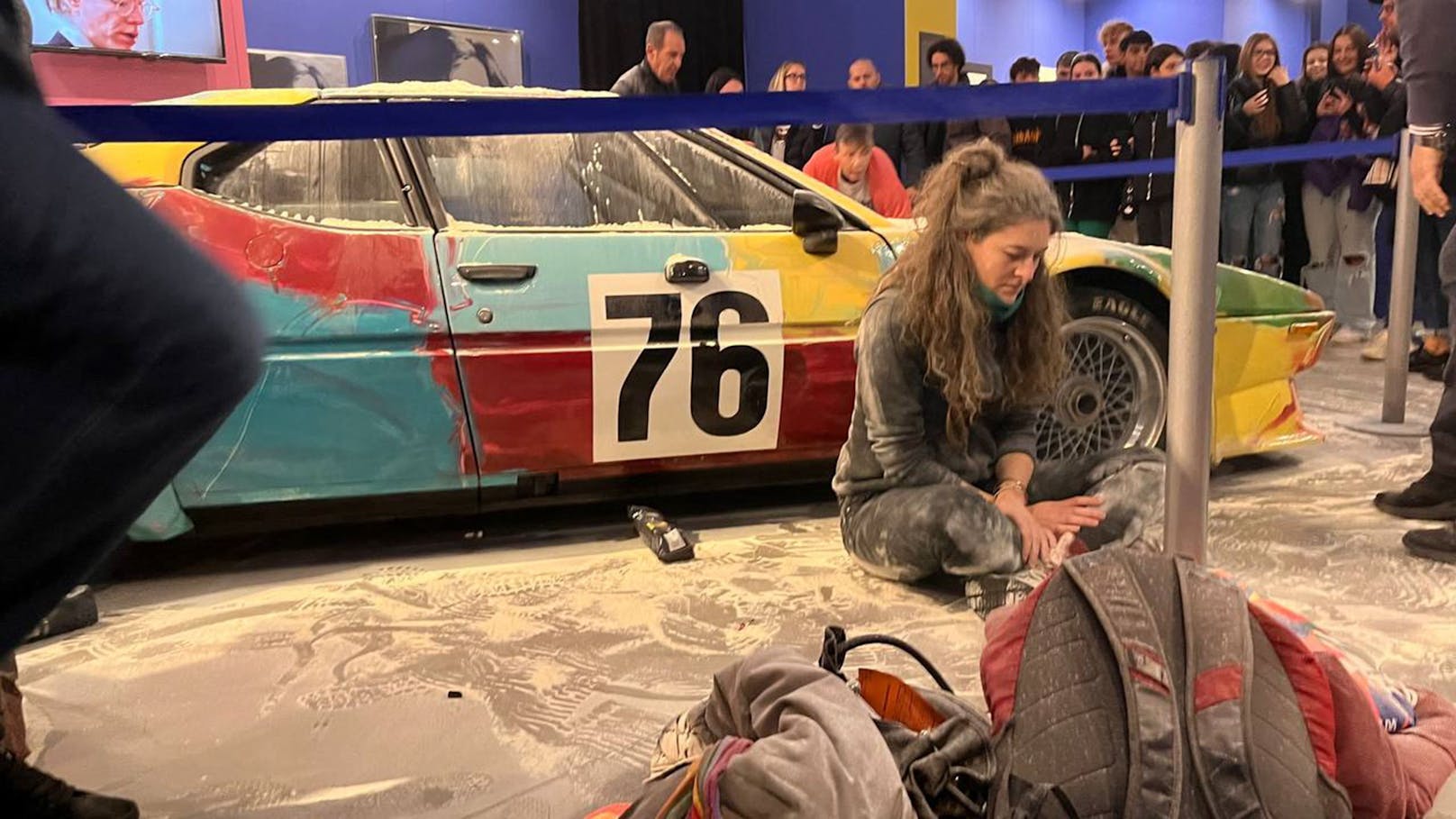 Klima-Aktivisten haben ein Andy-Warhol-Auto in Mailand mit Mehl beschädigt.