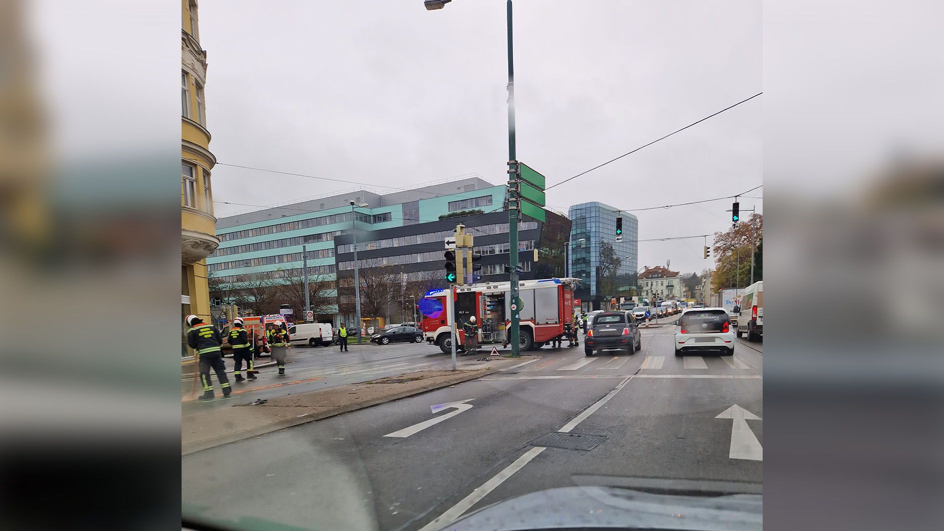 Bei dem Autounfall wurden die Lenker beider Autos verletzt.