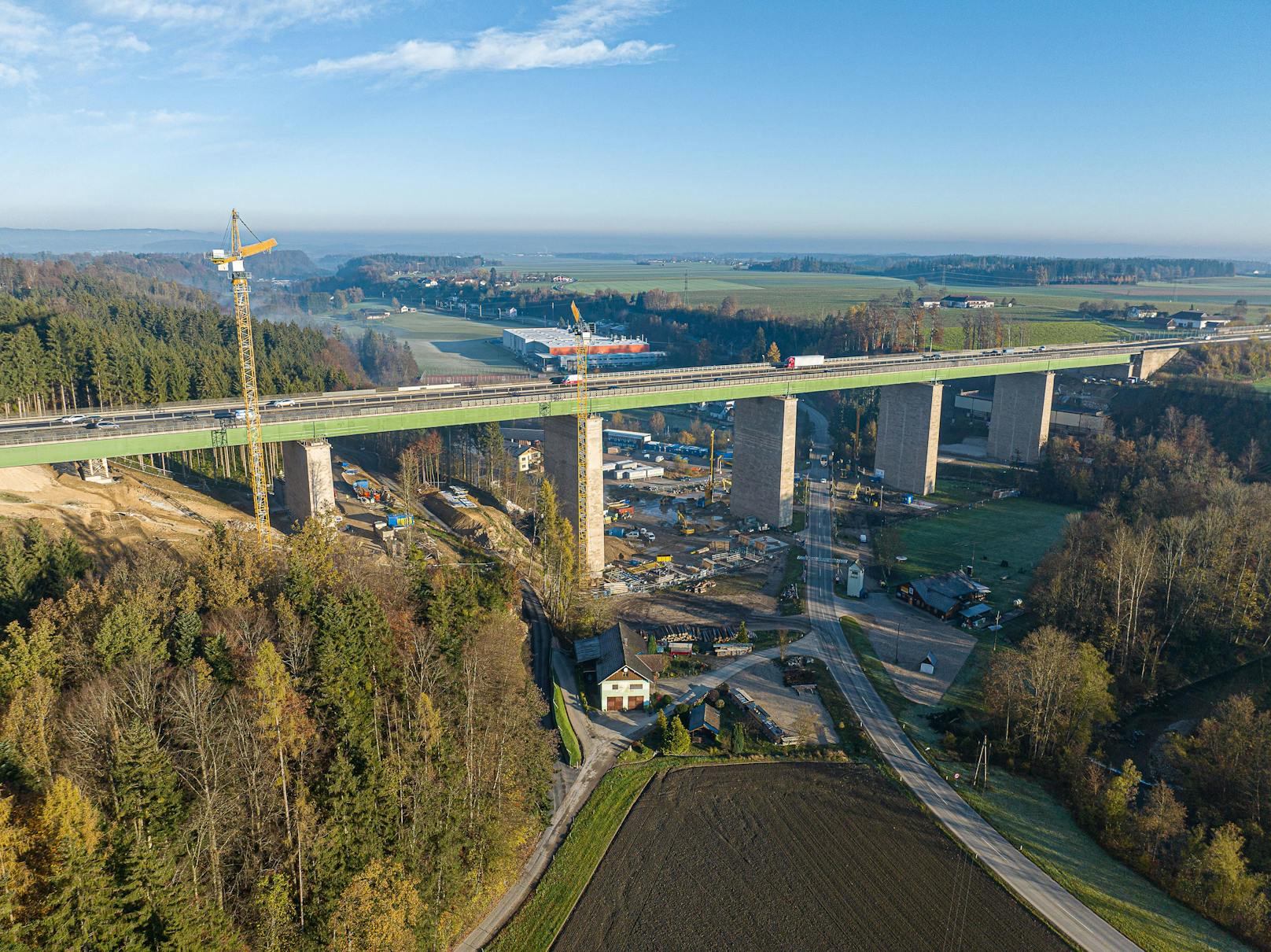 Mit 50 Metern die höchste Brücke der Westautobahn: Die Aurachbrücke bei Ohlsdorf wird bis Ende 2025 komplett neu gebaut.