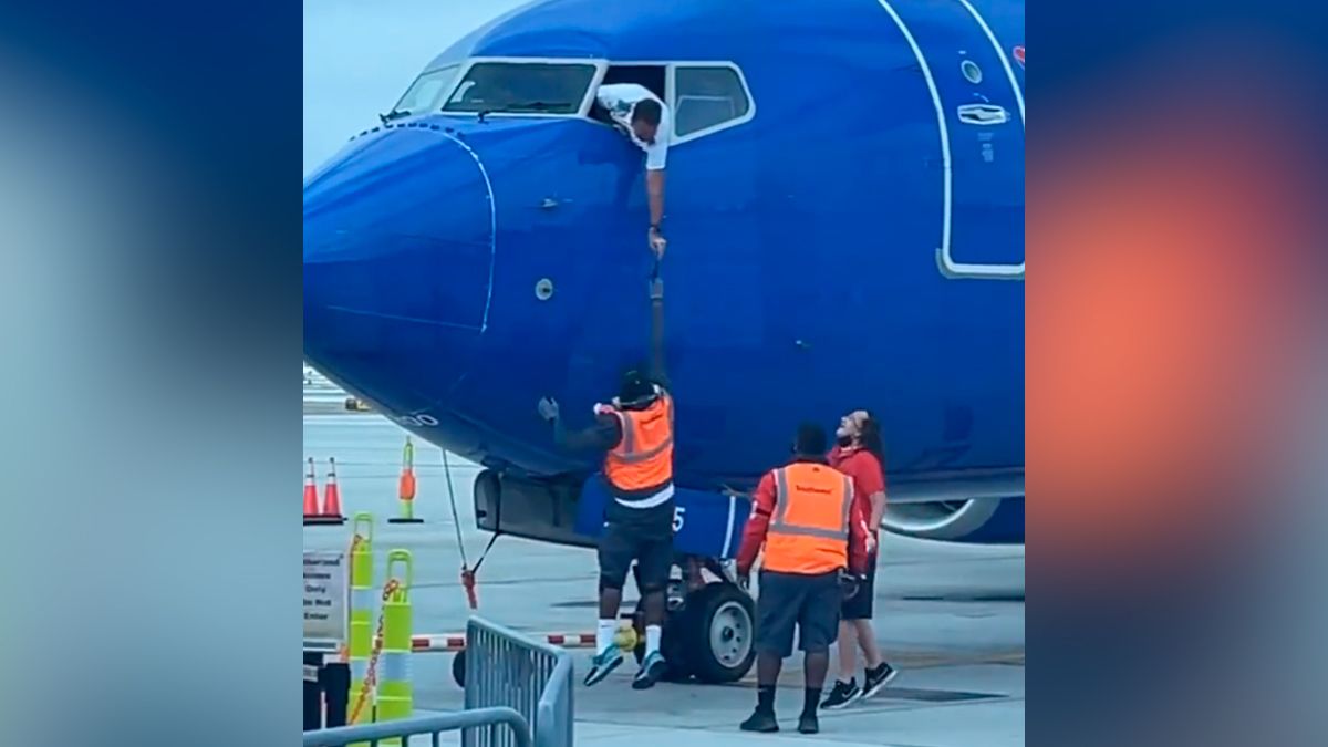 Mit einem Sprung übergab der Airport-Mitarbeiter das Handy an den Piloten.