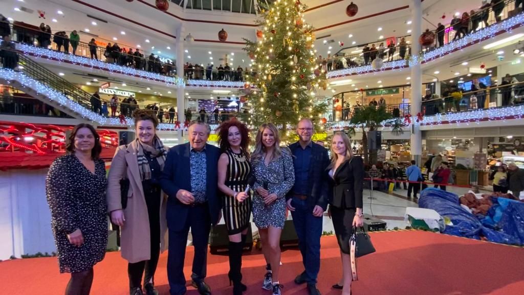 Der Weihnachtsbaum in der Lugner City wird feierlich illuminiert.