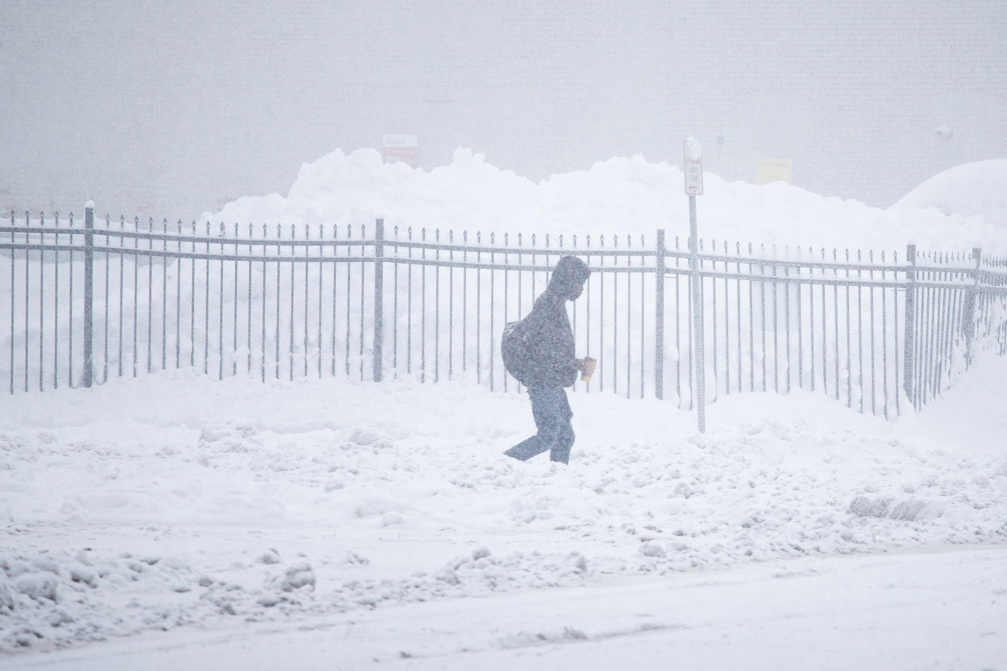 Die Straßen einiger Gemeinden im Bundesstaat New York versinken heute im Schnee. 