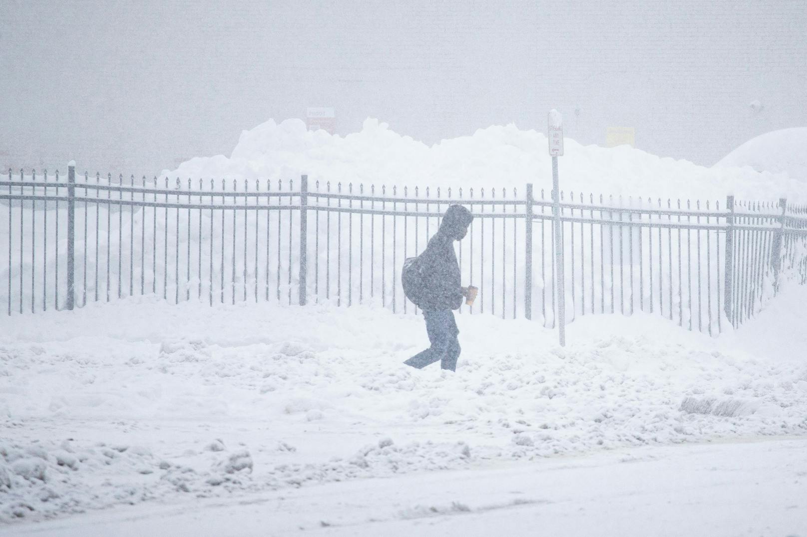 Die Straßen einiger Gemeinden im Bundesstaat New York versinken heute im Schnee. 