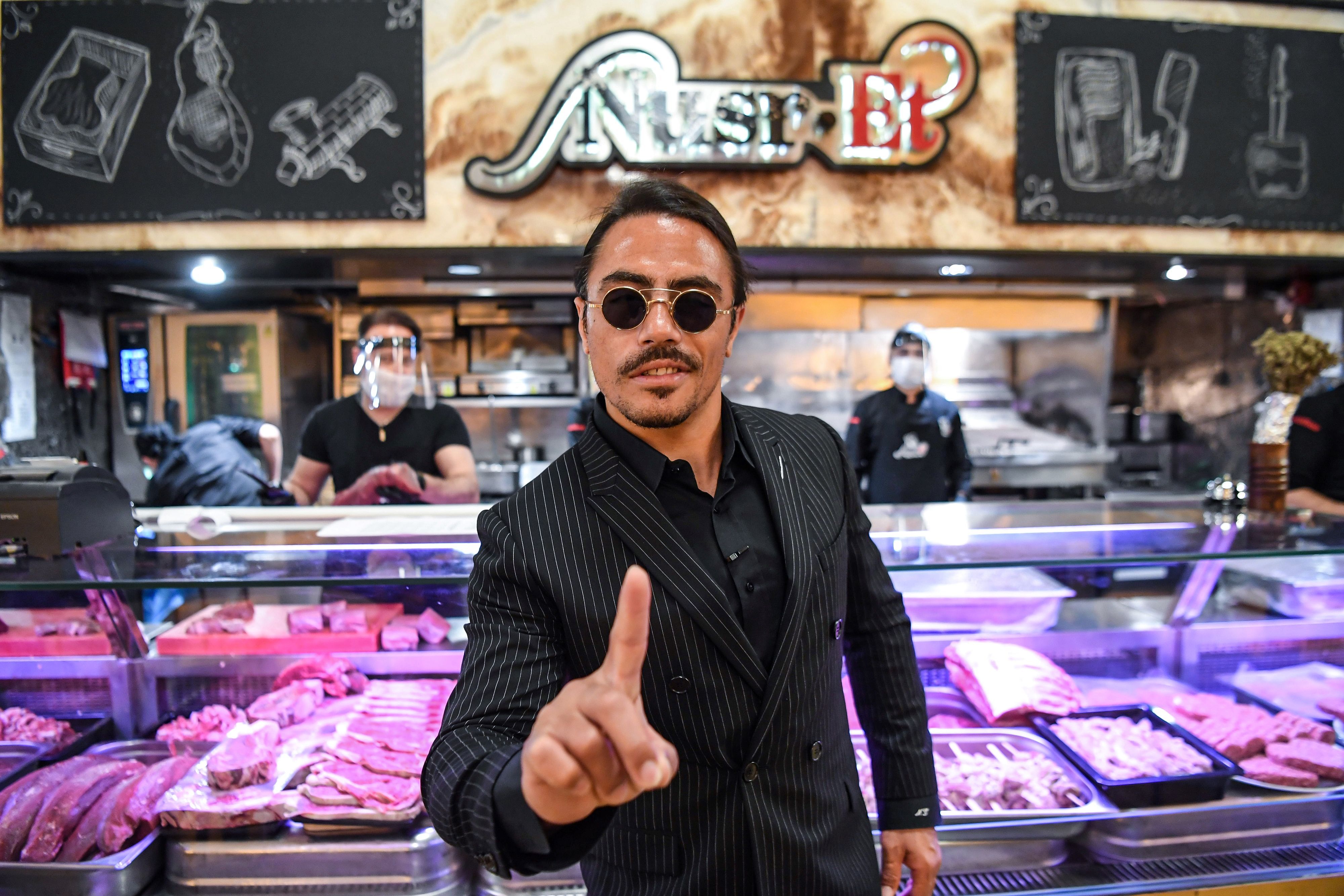 Download von www.picturedesk.com am 18.11.2022 (13:31).  Turkish restaurateur Nusret Gokce, also known as 'Salt Bae', poses for photos at his restaurant 'Nusr-Et' at the Grand Bazaar after its reopening on June 1, 2020 in Istanbul. - Turkey reopened restaurants, cafes and Istanbul's iconic 15th century Grand Bazaar market on June 1 as the government further eased coronavirus restrictions. Many other facilities including parks, beaches, libraries and museums also reopened across the country, while millions of public sector employees returned to work. (Photo by Ozan KOSE / AFP) - 20200601_PD3185 - Rechteinfo: Rights Managed (RM) Nur für redaktionelle Nutzung! Werbliche Nutzung erfordert Freigabe: bitte schicken Sie uns eine Anfrage.