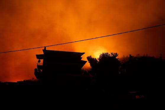 Ein brennendes Haus sorgt im Iran für Unruhe. 
