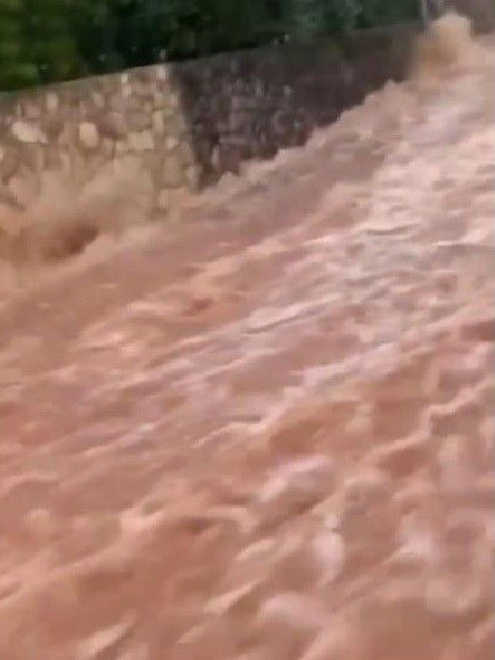 Sogar die Straßen überfluteten mit Regenwasser.