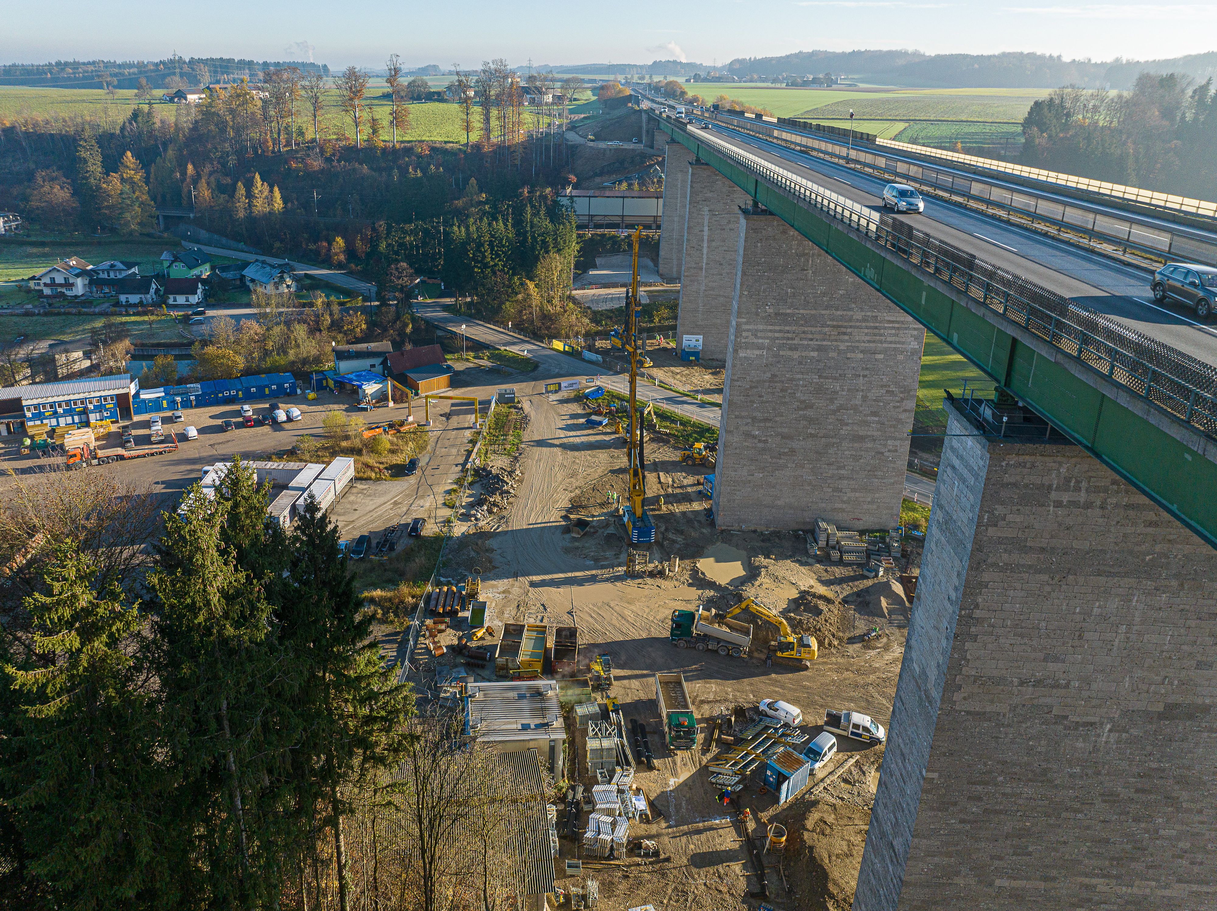 Laut ASFINAG werden für die Erneuerung der Aurachbrücke 65 Millionen Euro investiert.