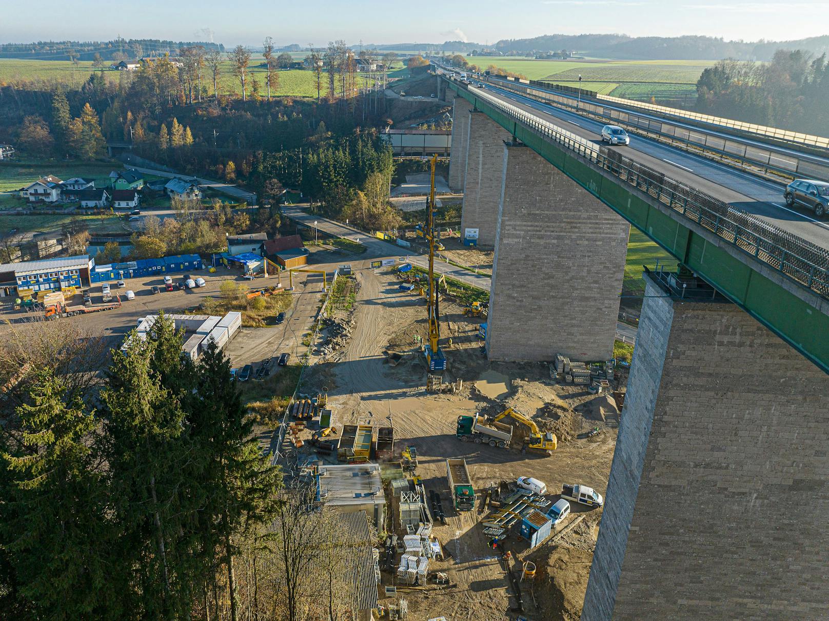 Laut ASFINAG werden für die Erneuerung der Aurachbrücke 65 Millionen Euro investiert.