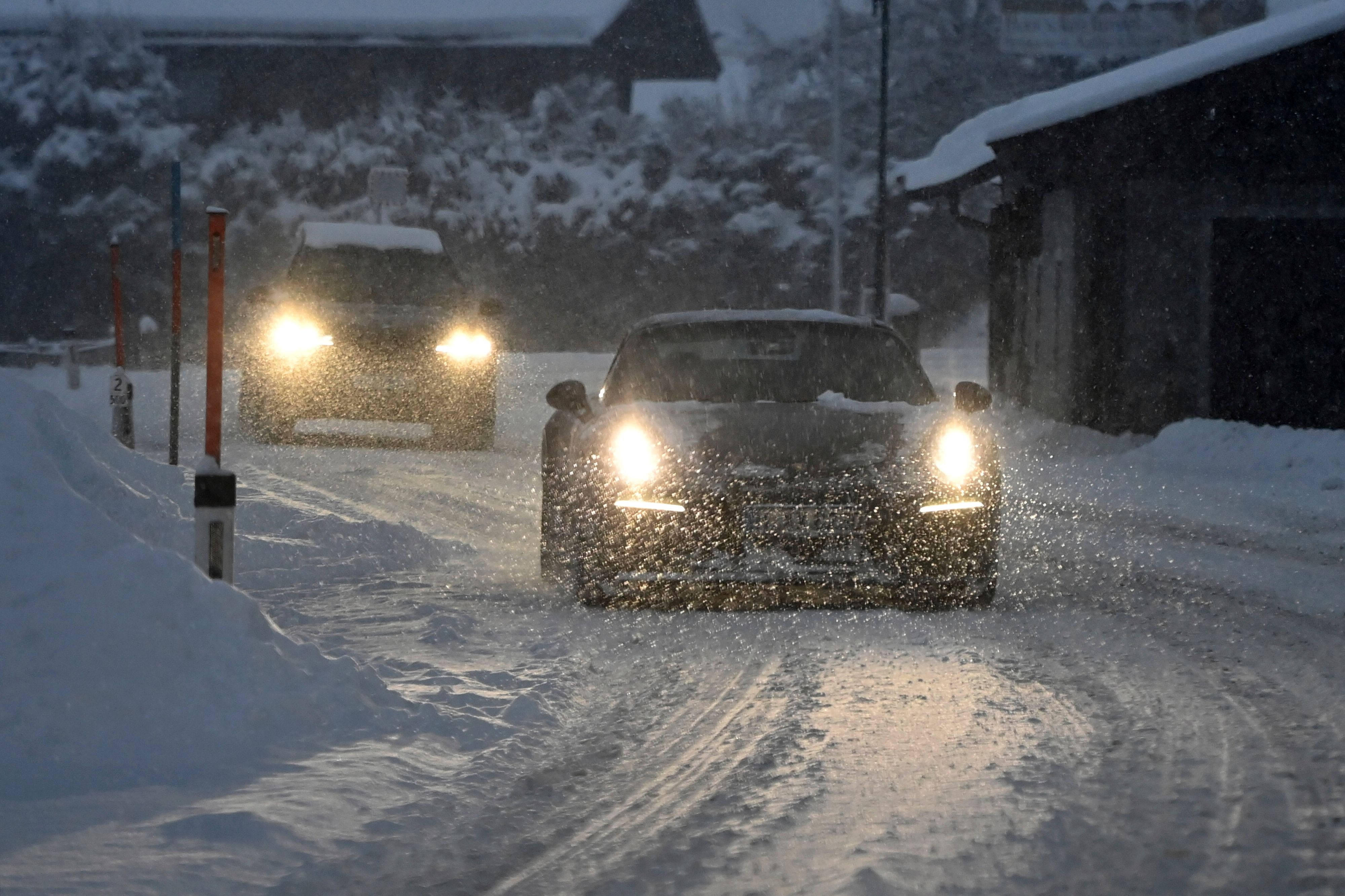 Am Freitagabend wurde massig Schnee nach Österreich geschaufelt.