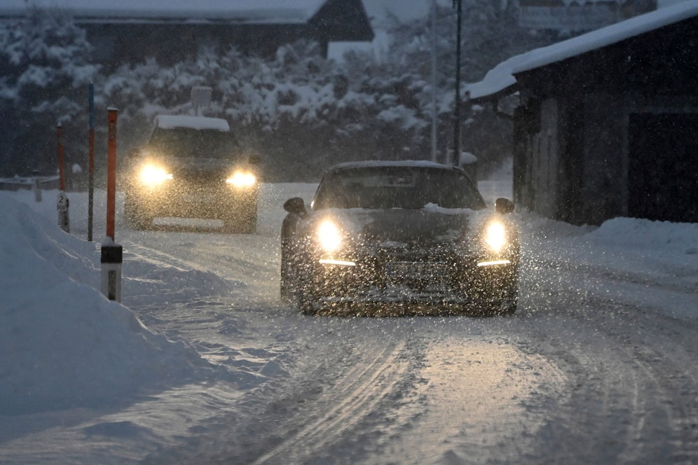 Am Freitagabend wurde massig Schnee nach Österreich geschaufelt.