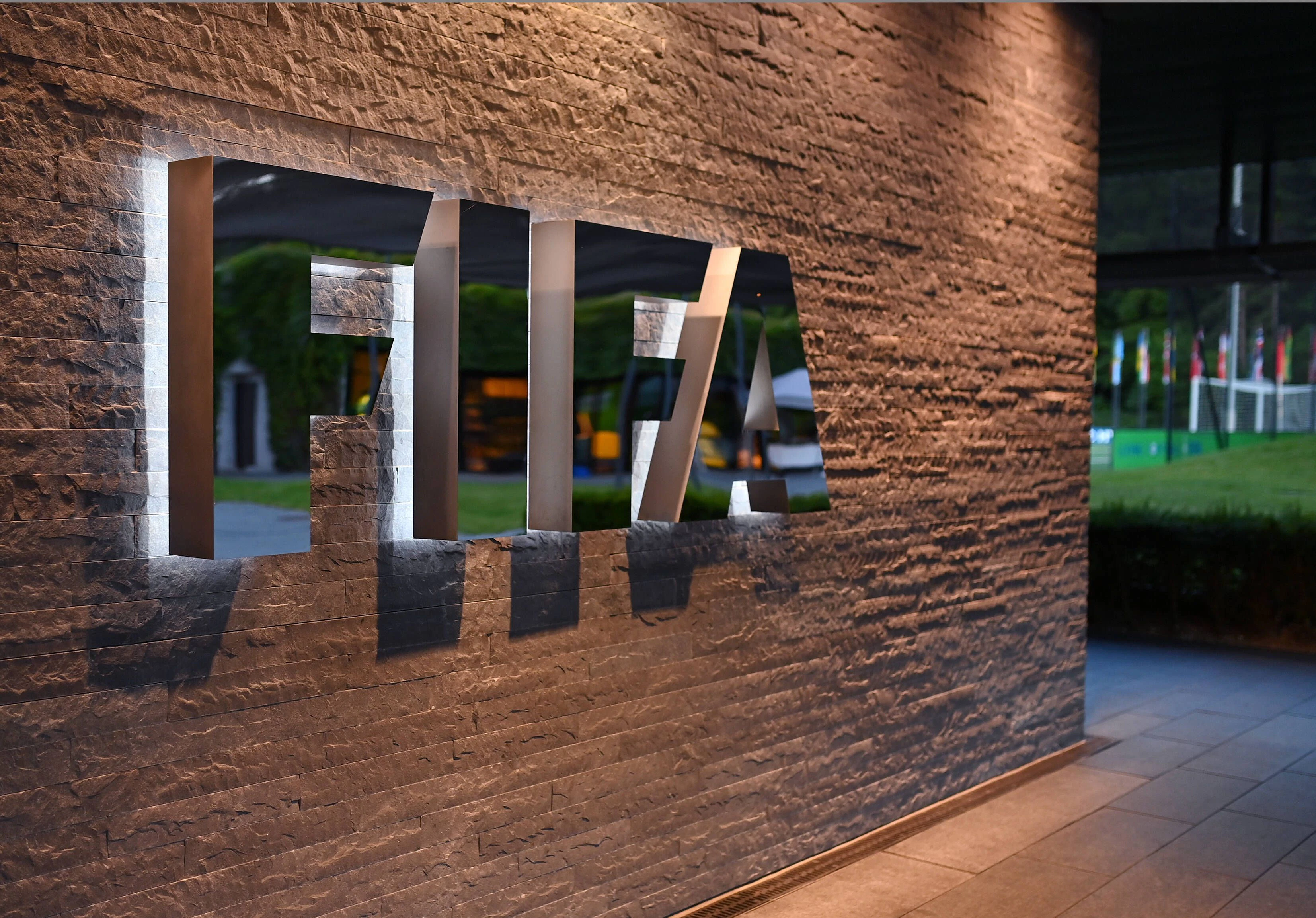 Der FIFA droht nach dem Bierverbot eine Millionen-Klage.