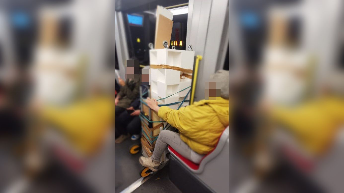 Wiener transportiert halbe Zimmereinrichtung in Bim