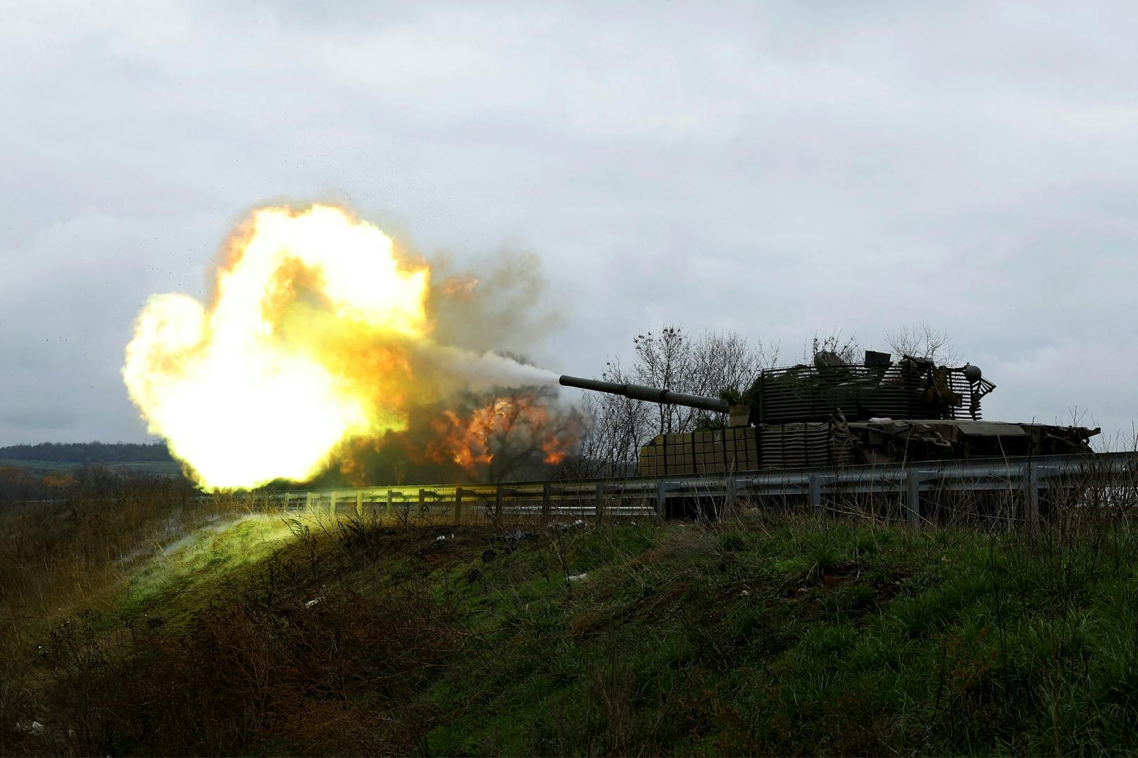 Ukrainische Soldaten feuern mit einem erbeuteten T80-Kampfpanzer auf russische Stellungen bei Bakhmut am 4. November 2022.