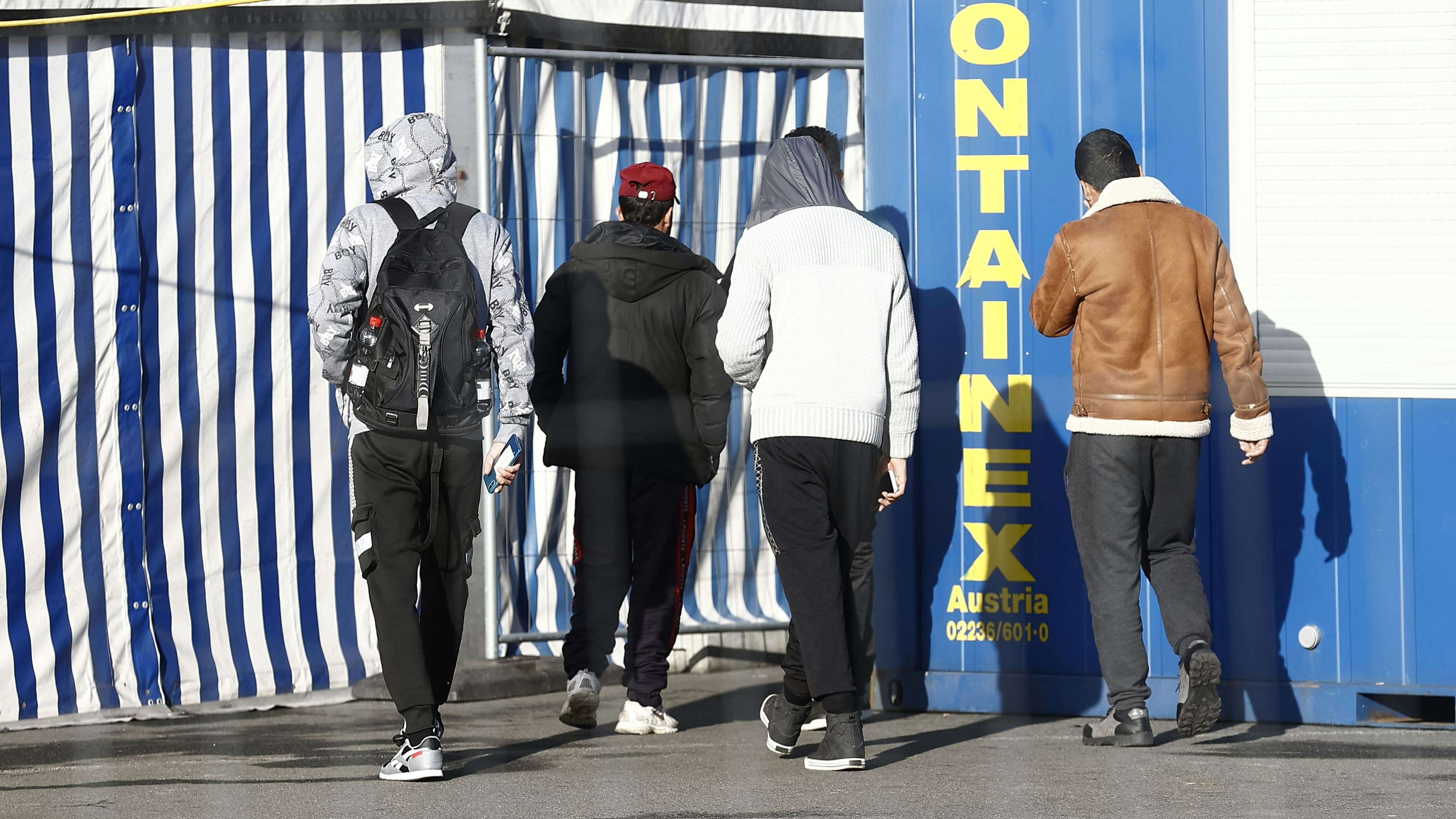 Flüchtlinge im Grenzmanagement am Österreichisch-Slowenischen Grenzübergang in Spielfeld am 17. November 2022.