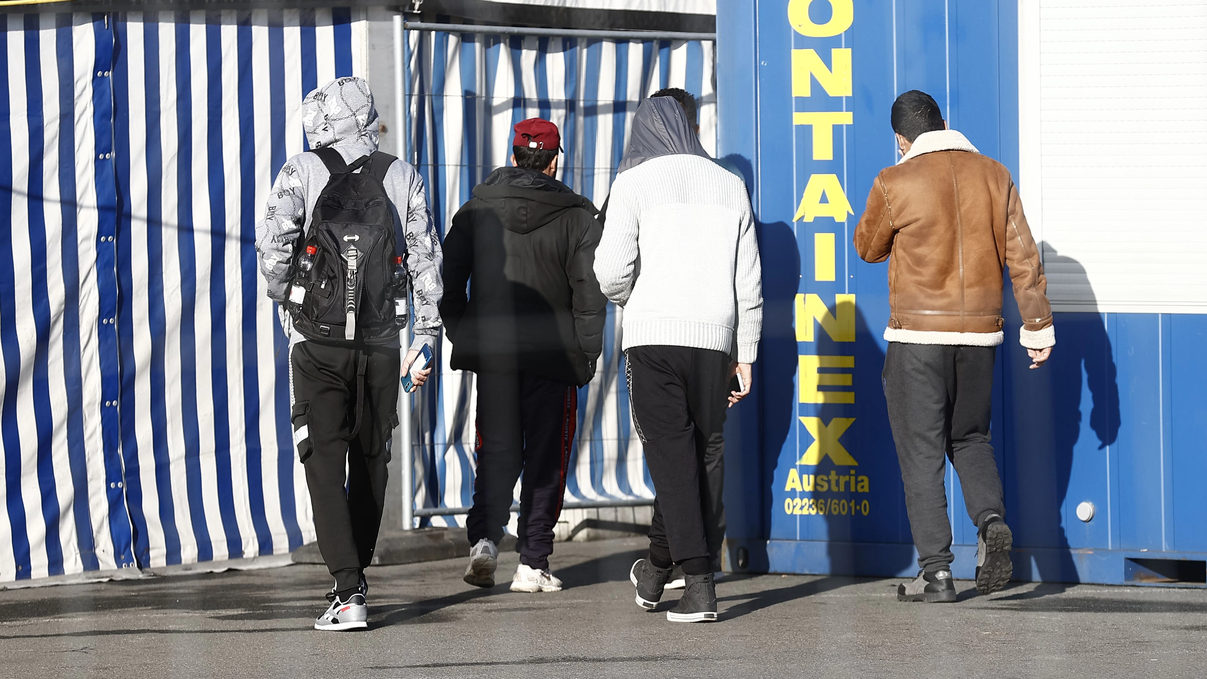 Flüchtlinge im Grenzmanagement am Österreichisch-Slowenischen Grenzübergang in Spielfeld am 17. November 2022.
