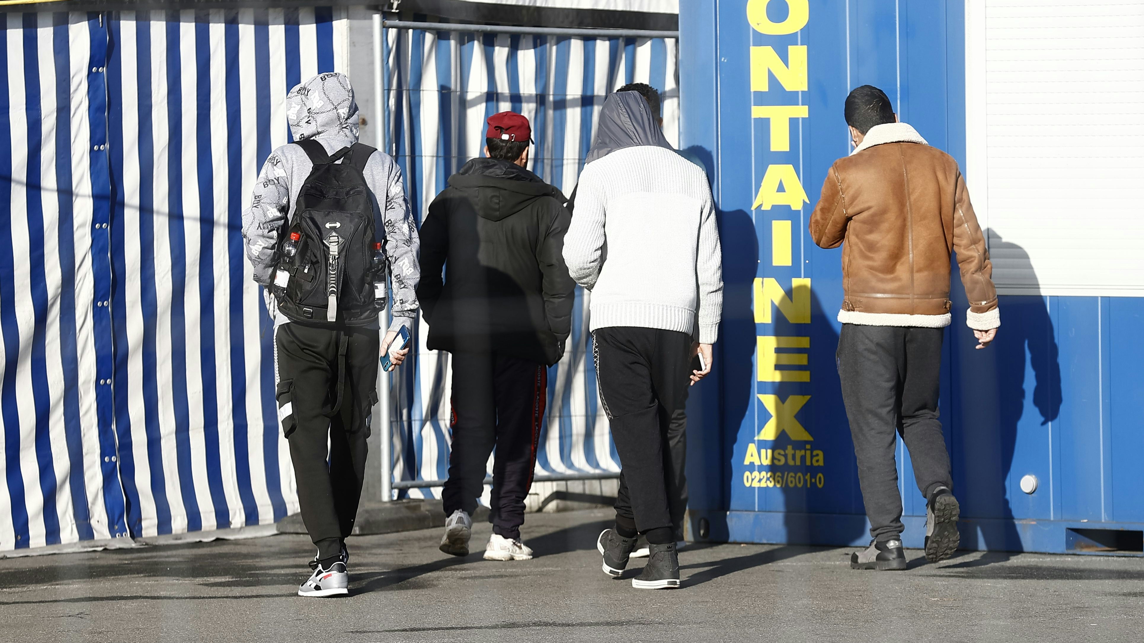 Flüchtlinge im Grenzmanagement am Österreichisch-Slowenischen Grenzübergang in Spielfeld am 17. November 2022.