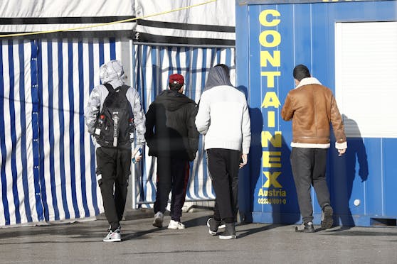 Flüchtlinge im Grenzmanagement am Österreichisch-Slowenischen Grenzübergang in Spielfeld am 17. November 2022.