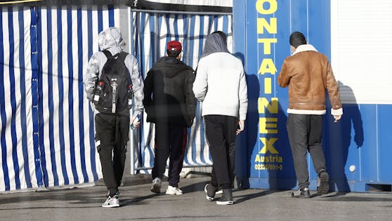 Flüchtlinge im Grenzmanagement am Österreichisch-Slowenischen Grenzübergang in Spielfeld am 17. November 2022.