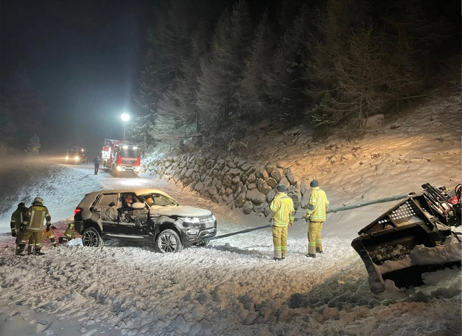Der Geländewagen blieb auf einer Piste in Sölden hängen.