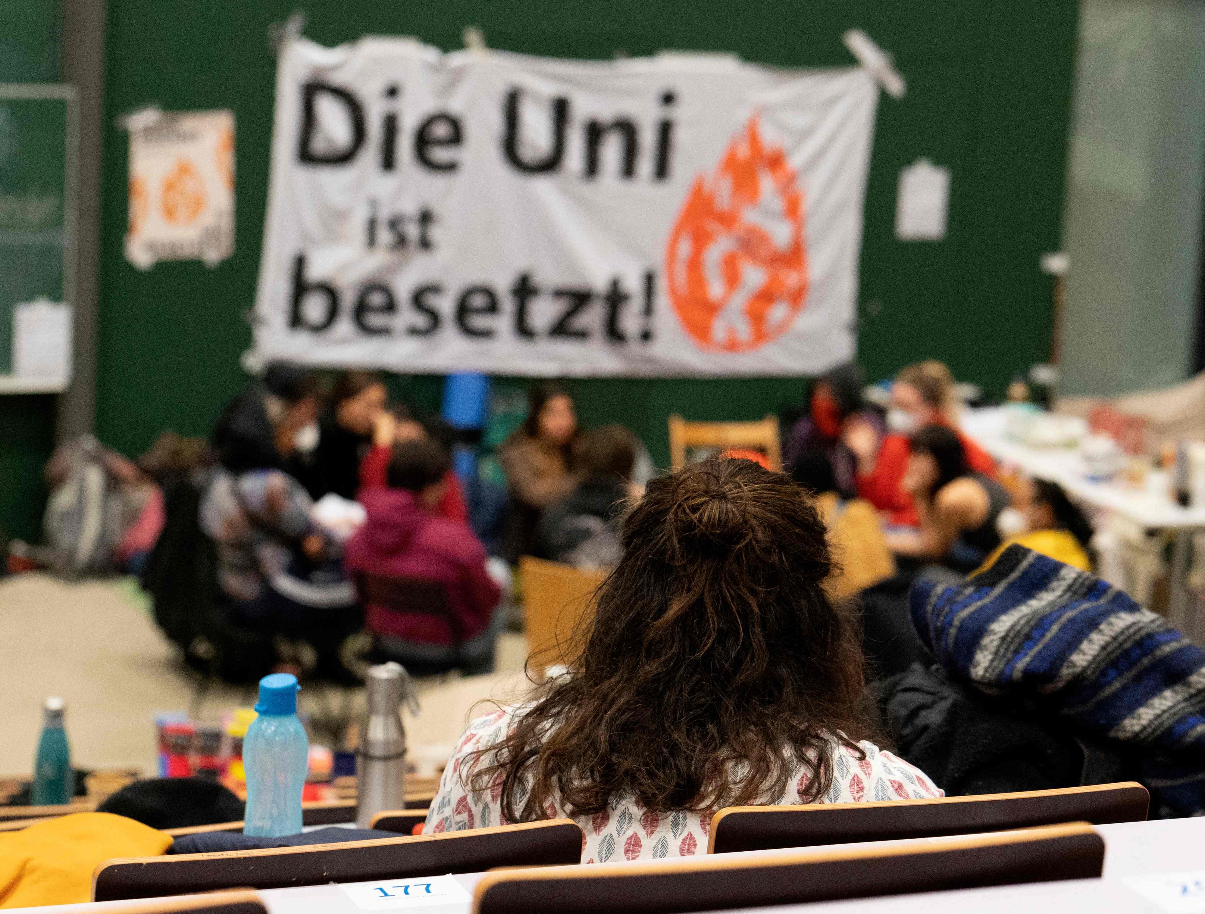 Einige wenige Aktivisten besetzten den Hörsaal C1 am Campus der Uni Wien im Alten AKH. S