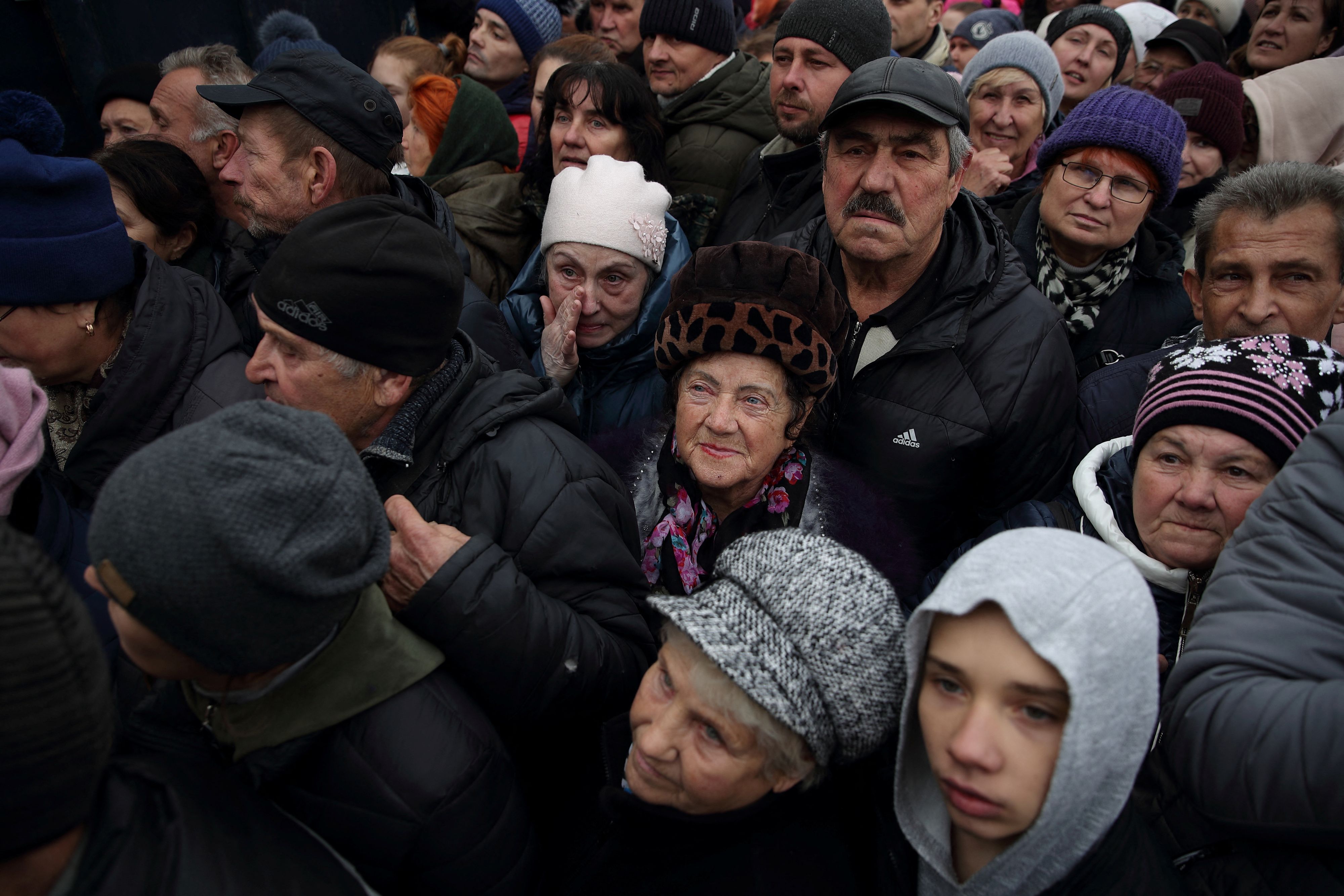 Menschen in Kherson warten verzweifelt auf humanitäre Hilfe.