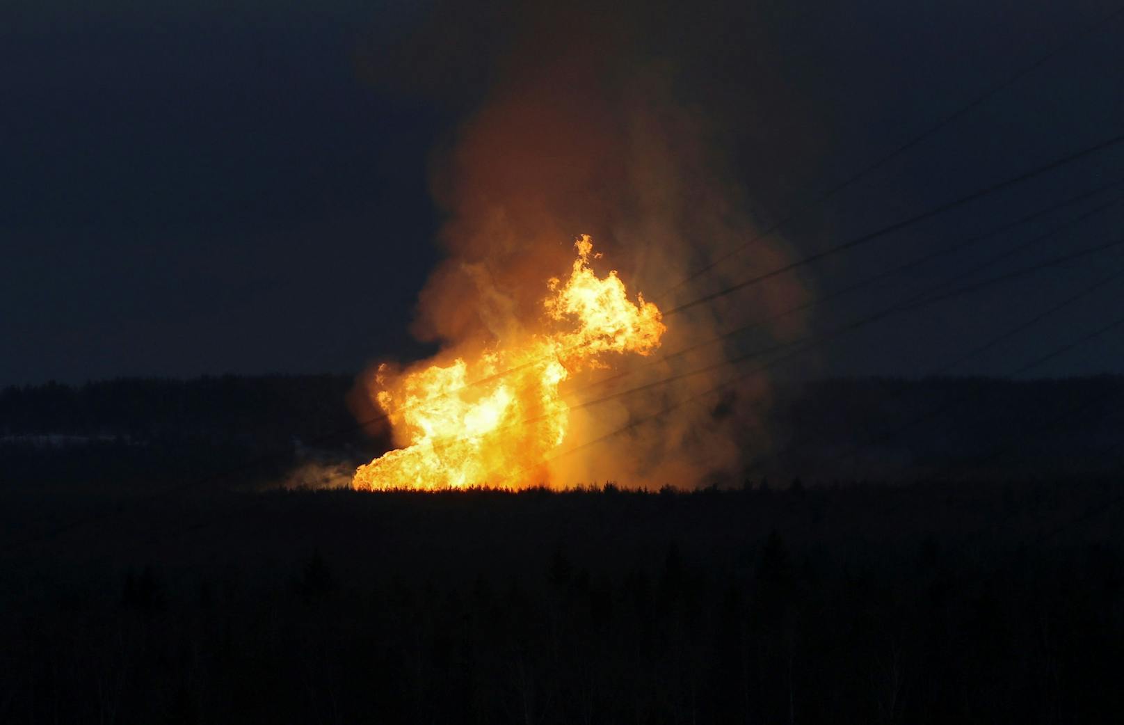 Schockierende Aufnahmen zeigen riesige Flammen.