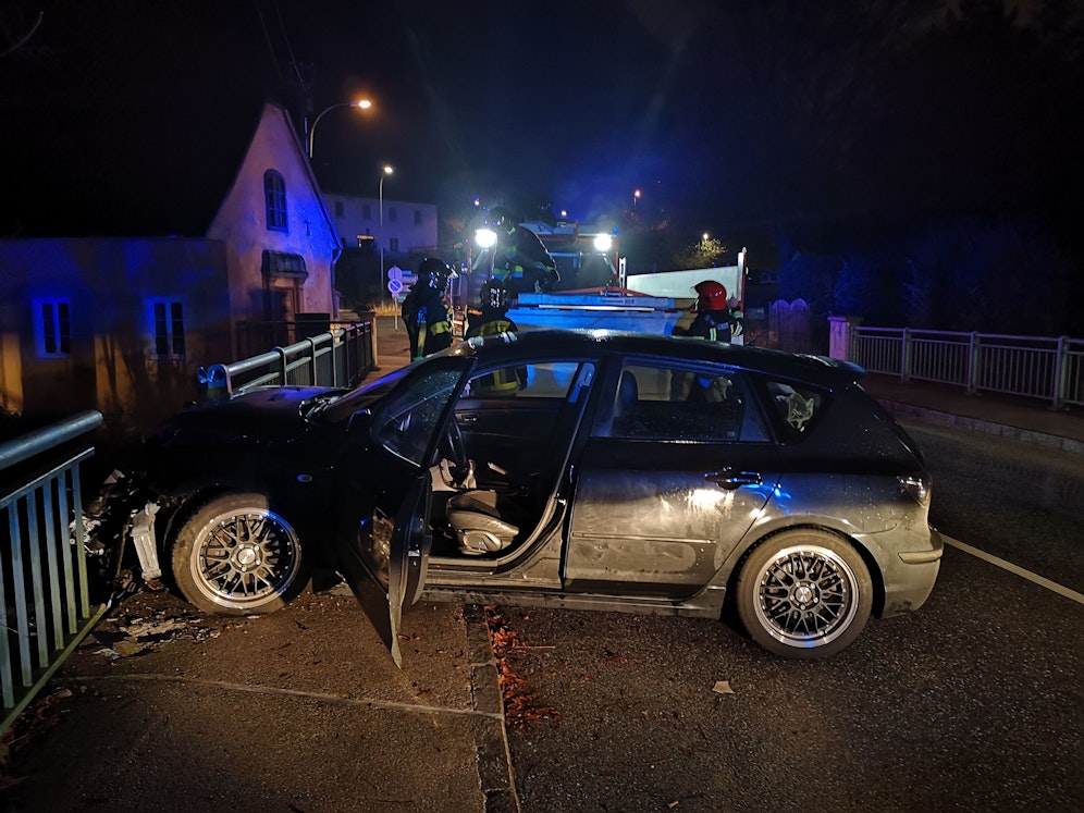 Der Lenker durchstieß das Brückengeländer bei Gloggnitz.