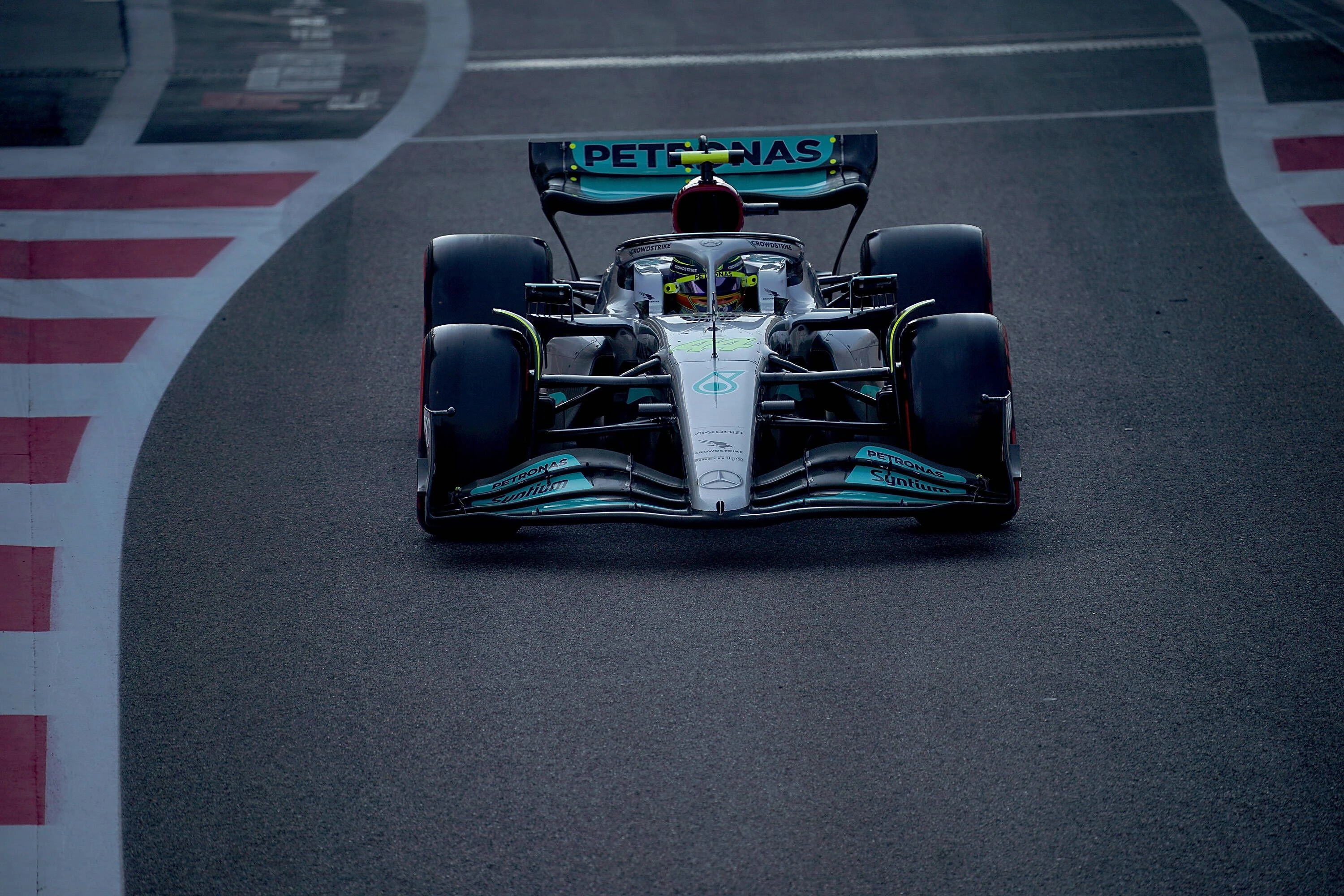 19.11.2022, Yas Marina Circuit, Abu Dhabi, FORMULA 1 ETIHAD AIRWAYS ABU DHABI GRAND PRIX 2022 , im Bild Lewis Hamilton GBR, Mercedes-AMG Petronas Formula One Team Abu Dhabi Yas Marina Circuit Vereinigten Arabischen Emirate *** 19 11 2022, Yas Marina Circuit, Abu Dhabi, FORMULA 1 ETIHAD AIRWAYS ABU DHABI GRAND PRIX 2022 , in picture Lewis Hamilton GBR , Mercedes AMG Petronas Formula One Team Abu Dhabi Yas Marina Circuit United Arab Emirates PUBLICATIONxINxGERxSUIxAUTxONLY eu-images-506 