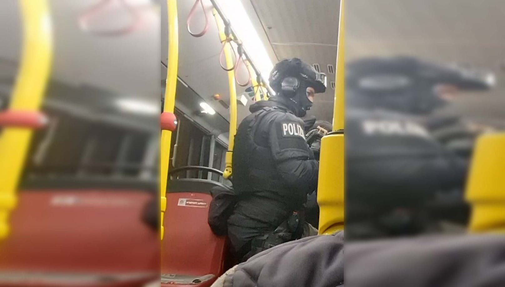 WEGA-Beamte durchsuchten nach Waffen-Raub den Bus der Wiener Linien.